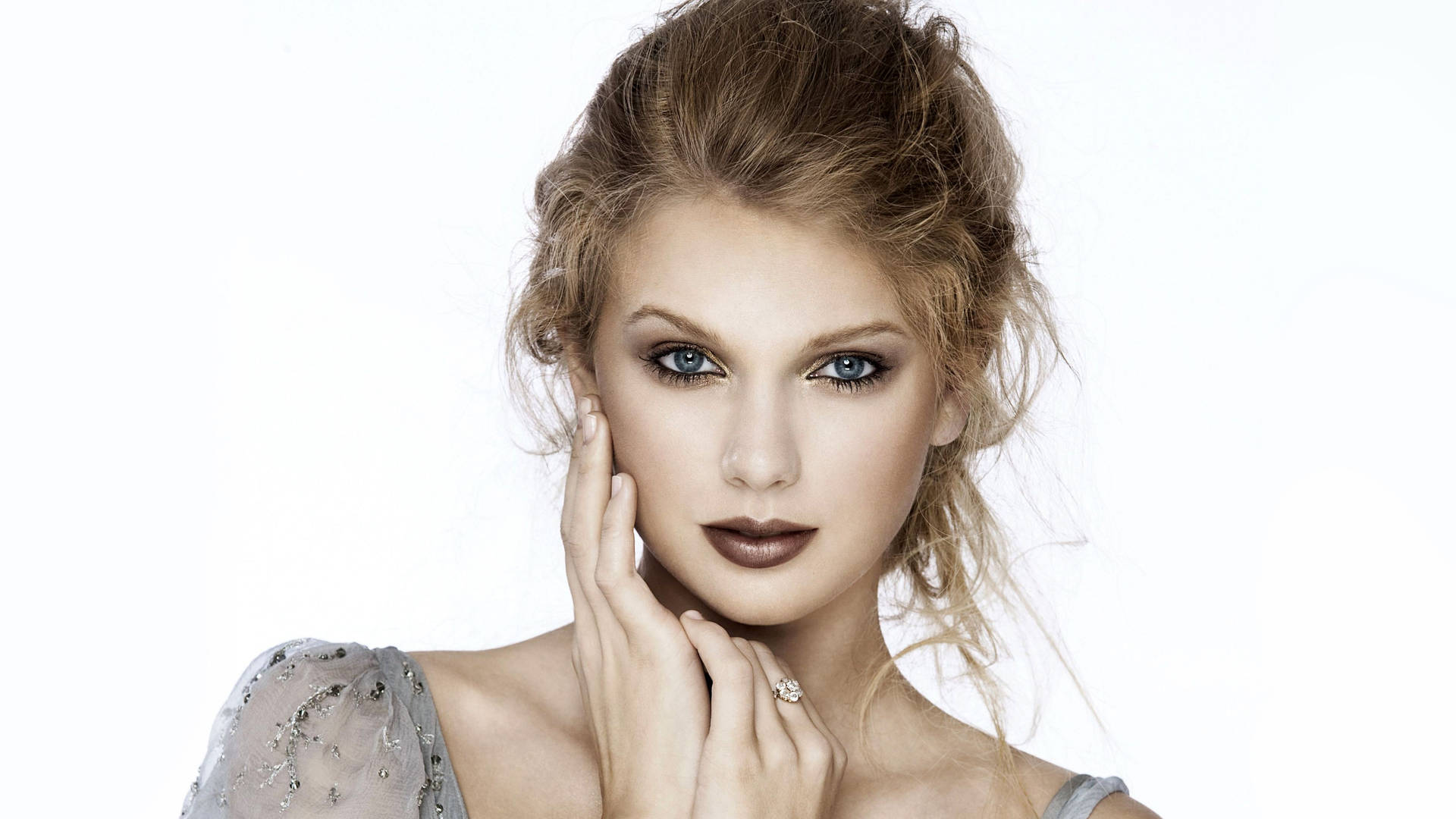 Taylor Swift naken sminke og rotete hårknute bakgrunnsbilde.