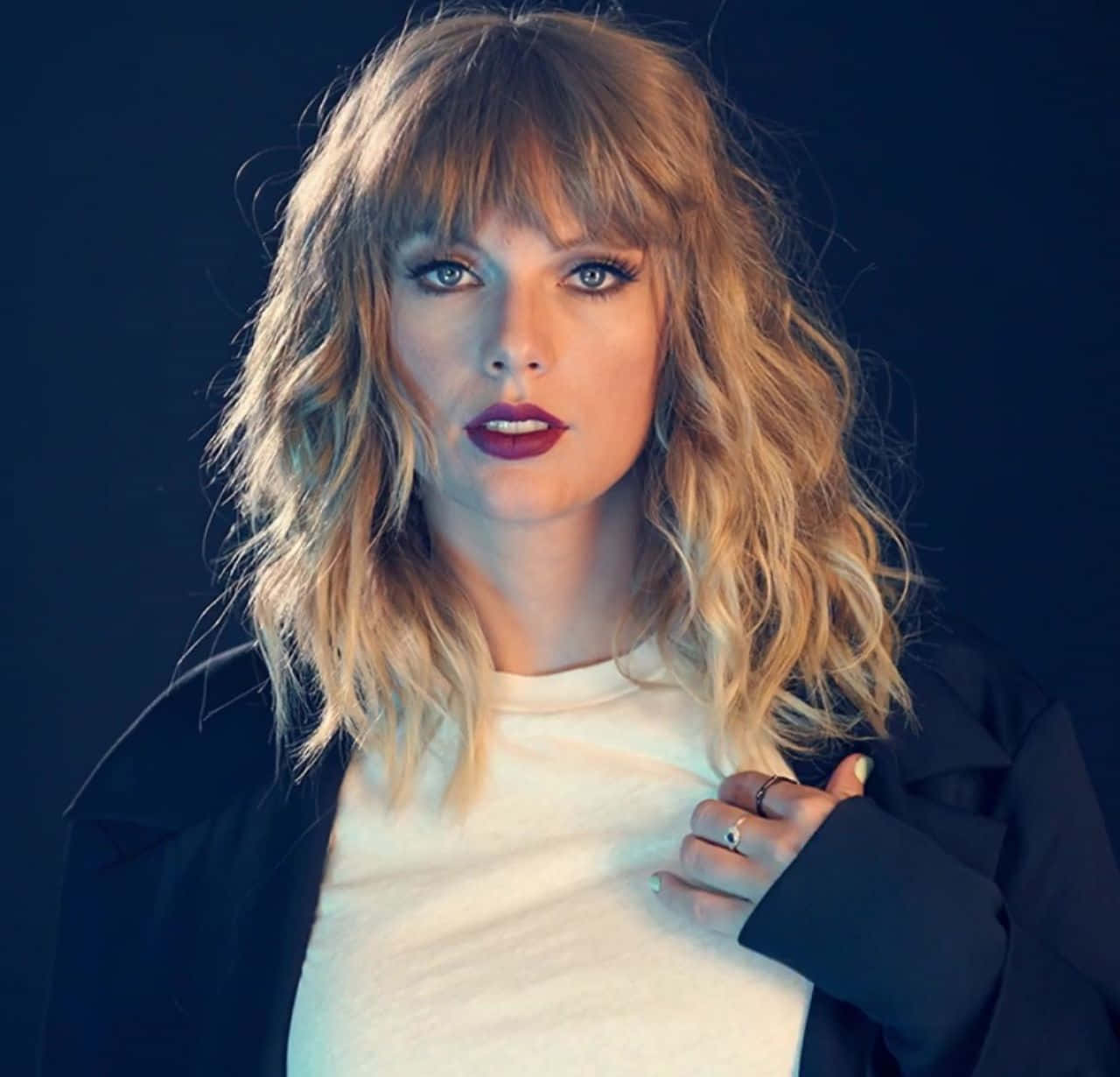 Taylor Swift ser stilig ut i sin signaturstil Bakgrunner