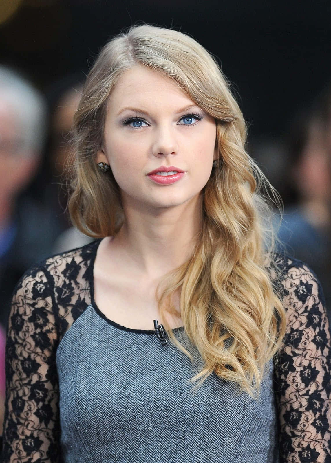 Taylor Swift smiler mens hun promoterer sitt siste album 'Lover' Bakgrunner