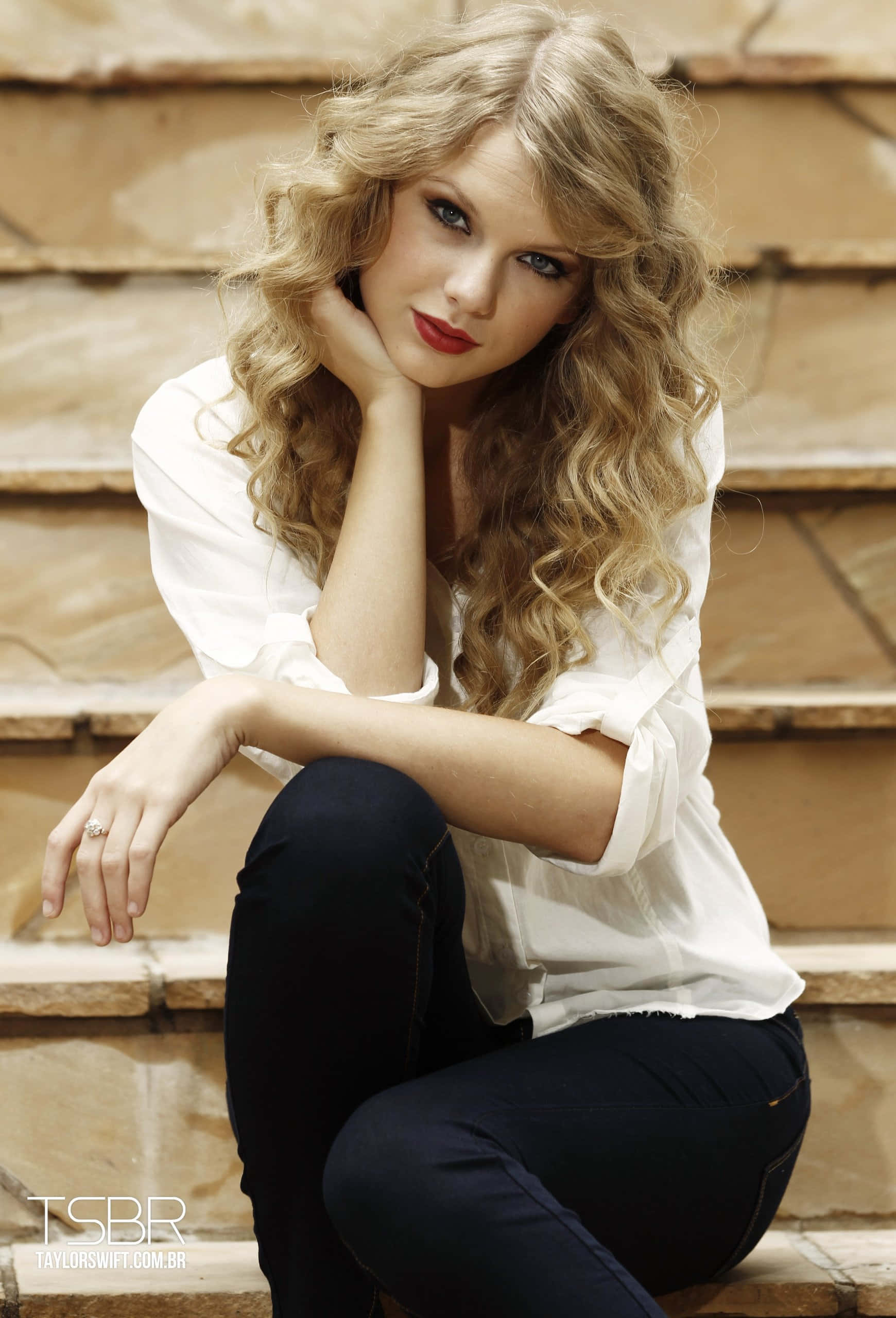 Taylor Swift synger i en neonoransje kjole Bakgrunner