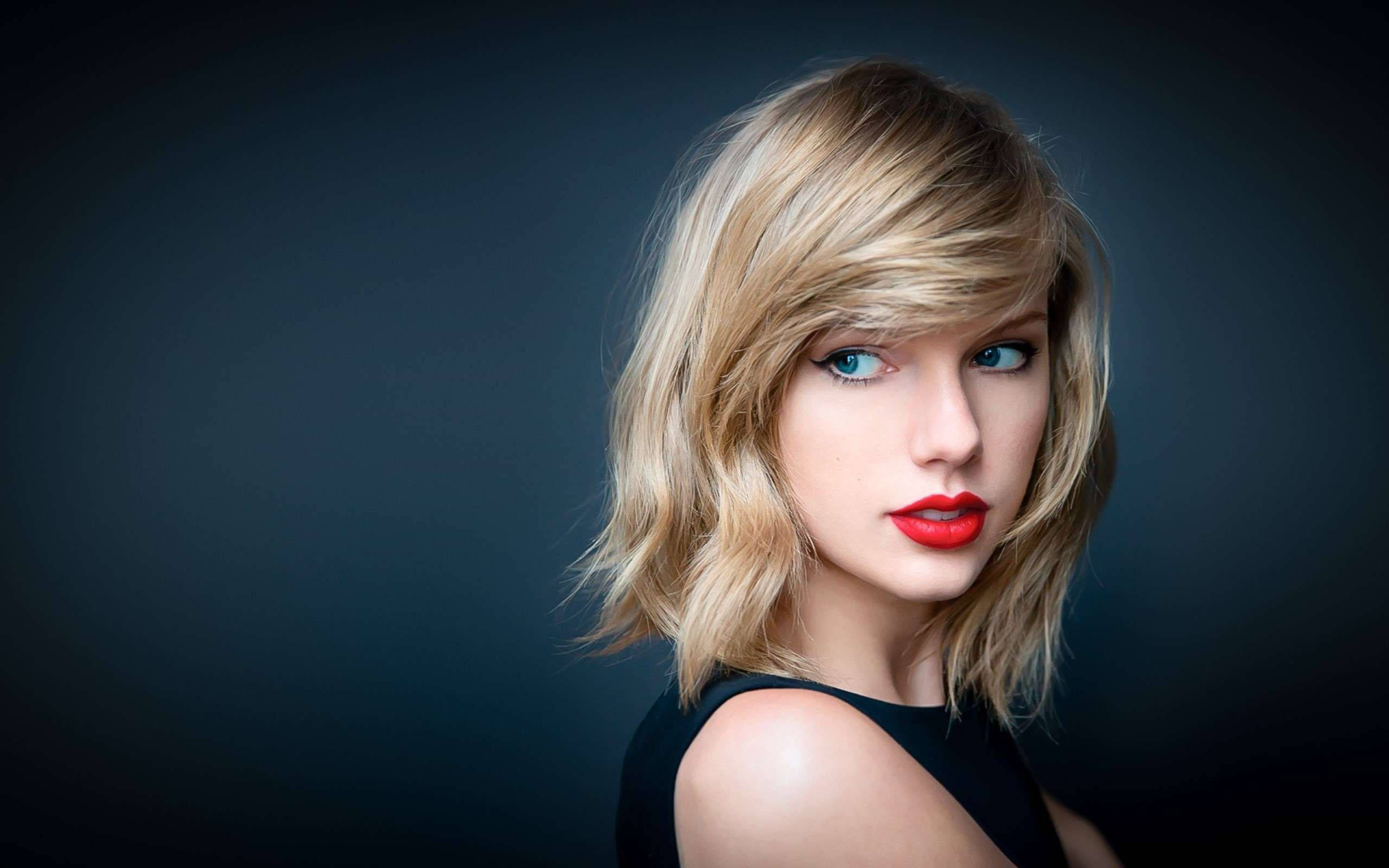 Taylor Swift synger på en av sine livekonserter Bakgrunner