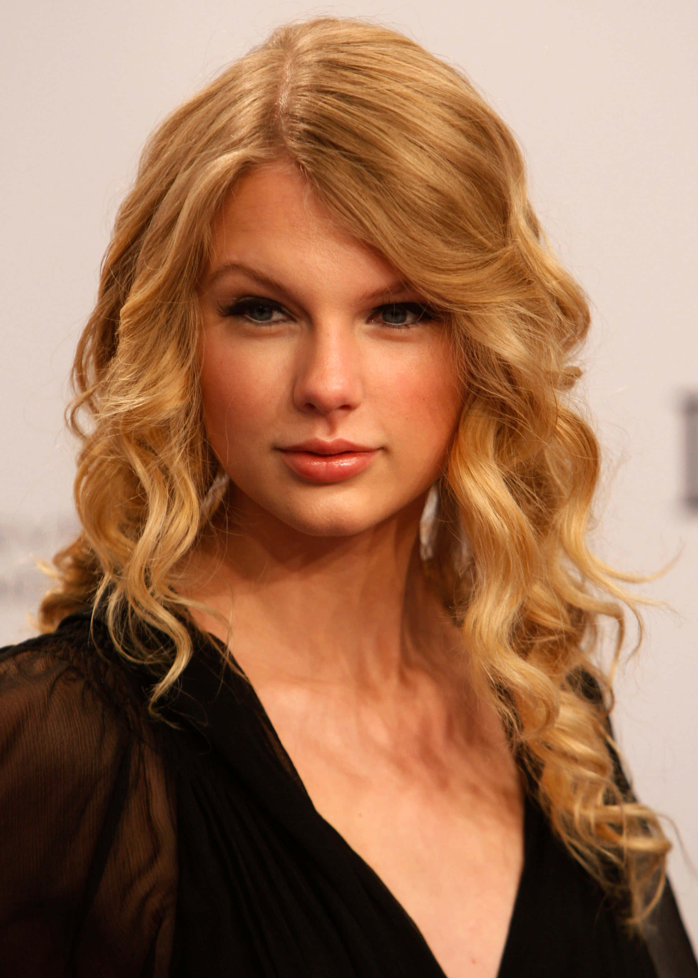 Taylor Swift synger på scenen under en konsert Bakgrunner