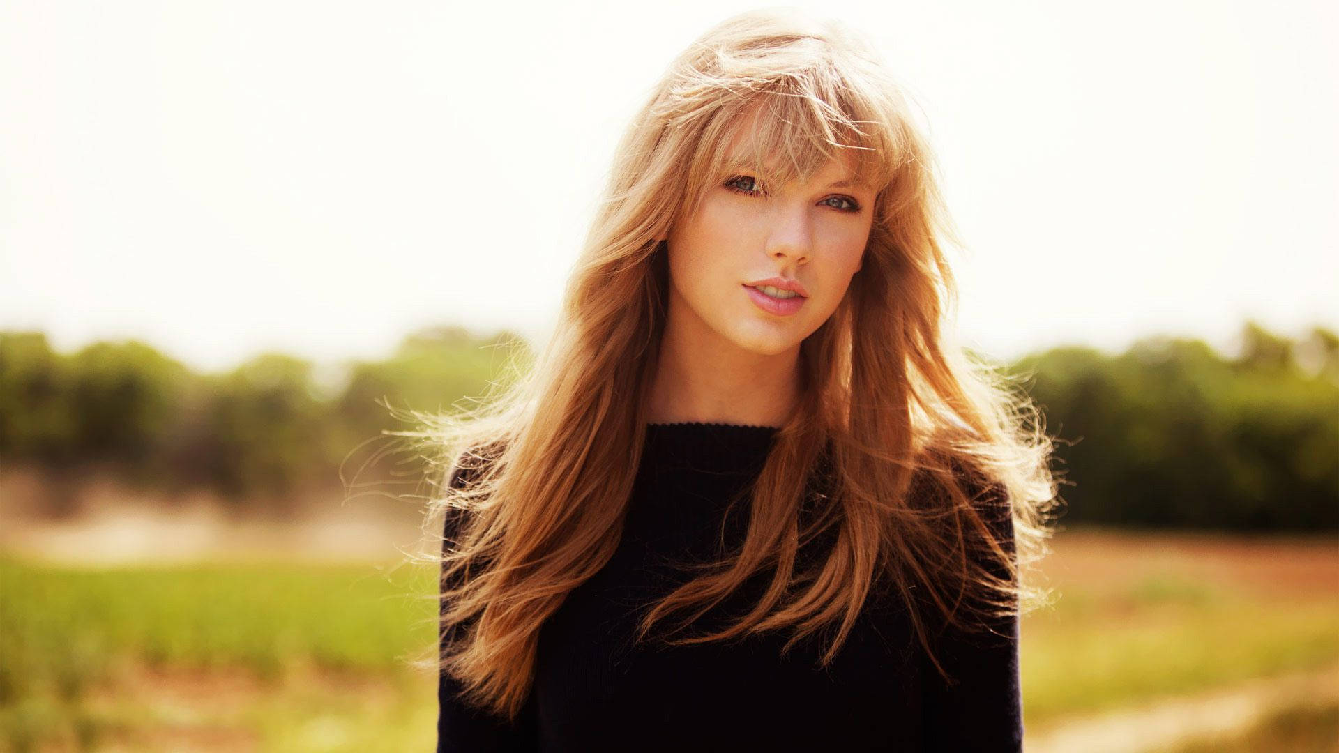 Taylor Swift under solen bakgrunnsbilde.