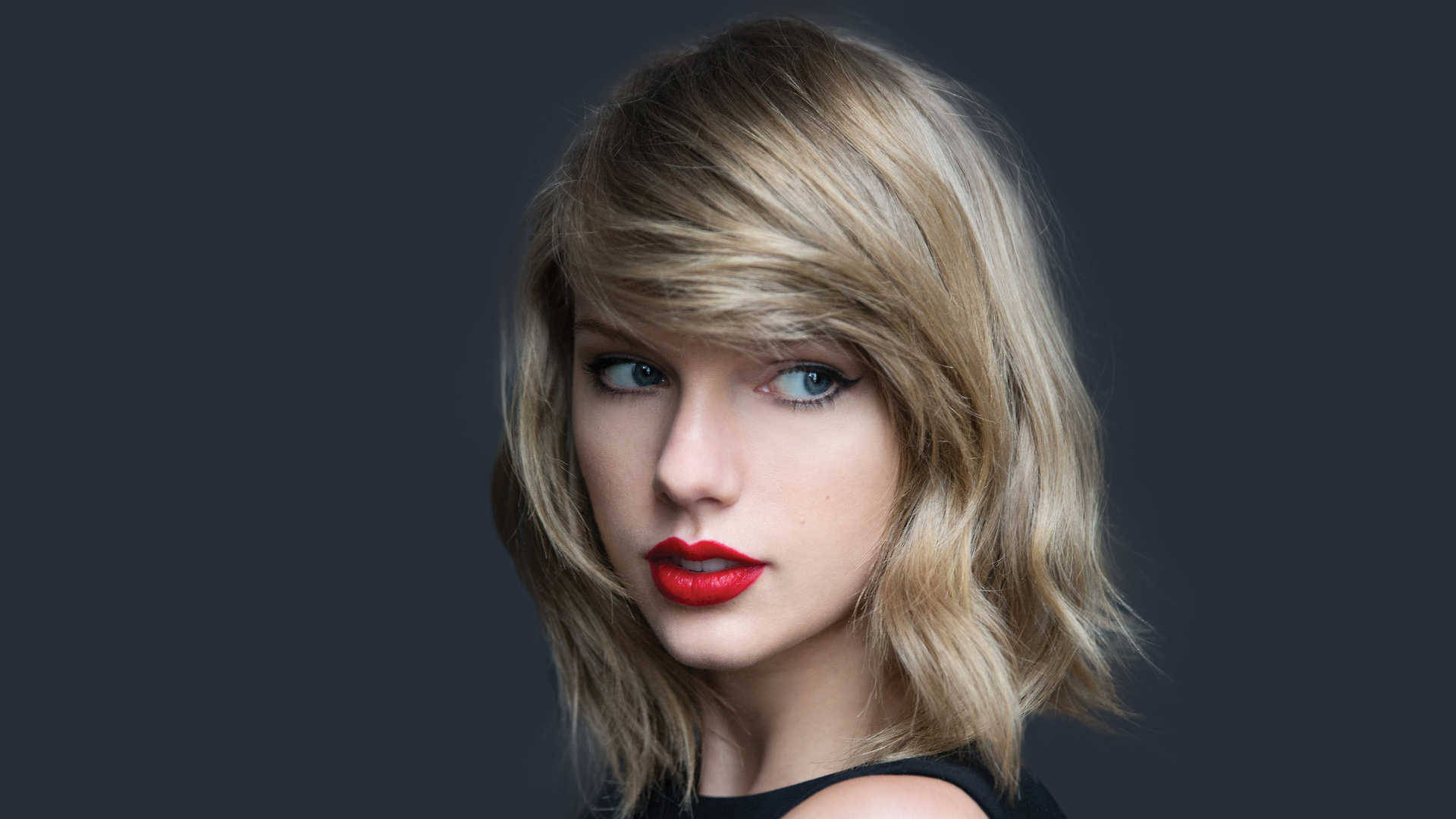 Uskyldig sideblikk Taylor Swift minimalistisk bakgrunnsbilde.