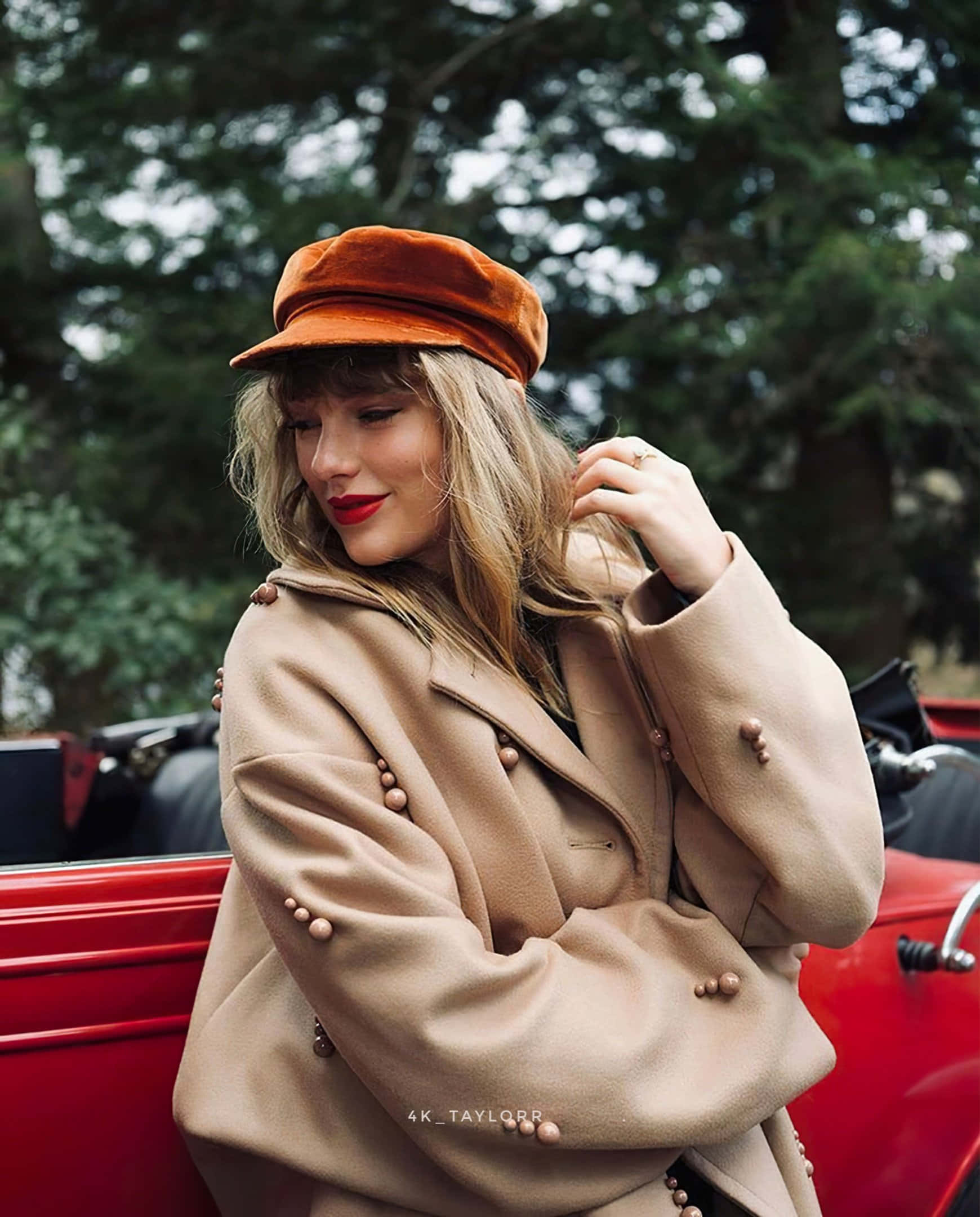 Taylor utenfor den røde cabrioleten i Red Taylors Version Bakgrunner