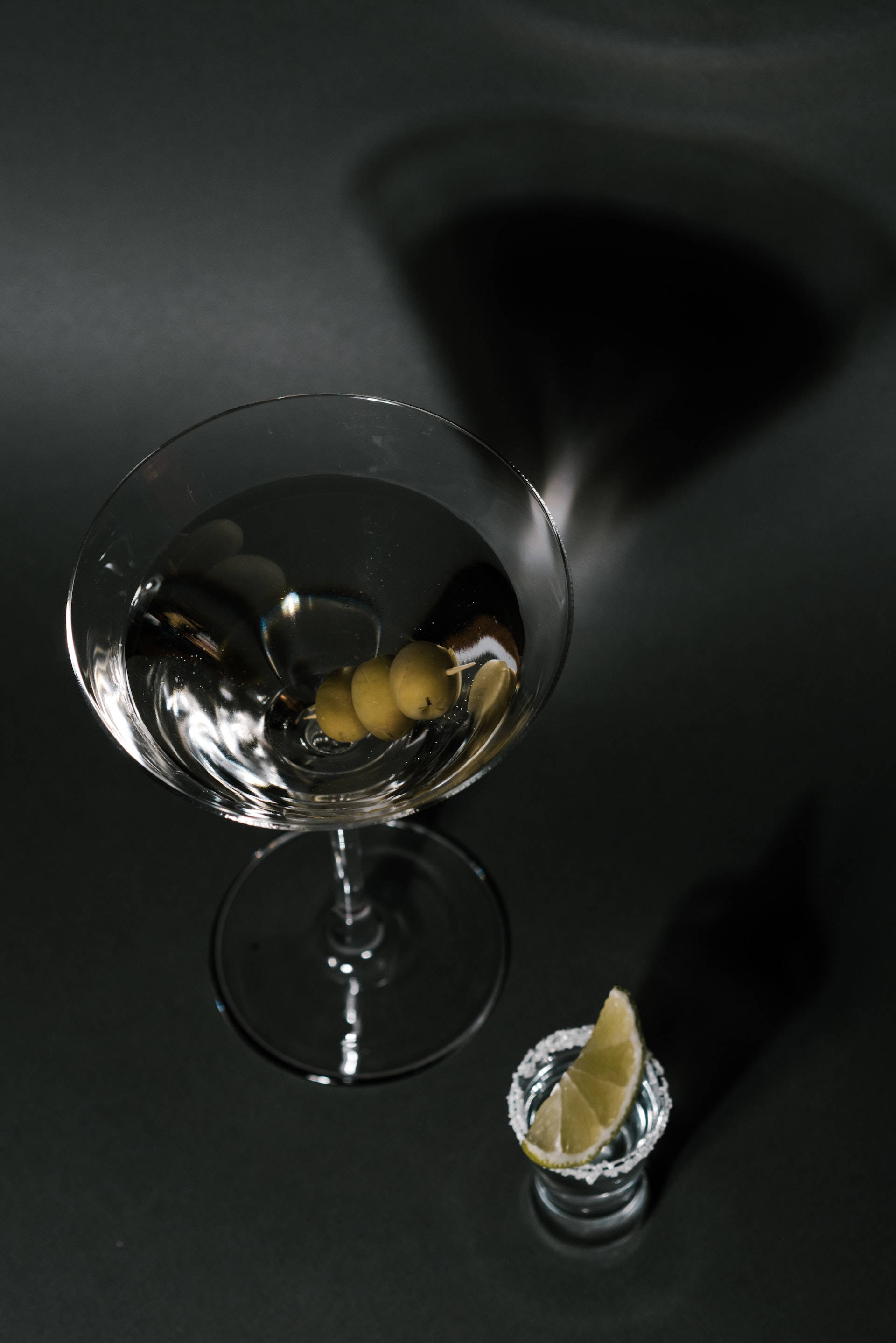 Tequila Martini med oliven og sitronskive Bakgrunner