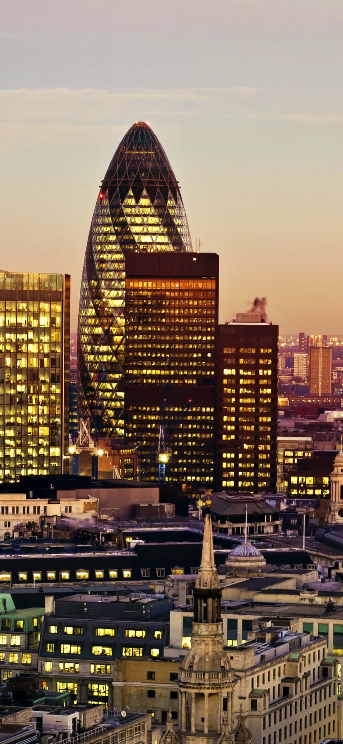 The Gherkin og andre skyskrapere i tåke Bakgrunner