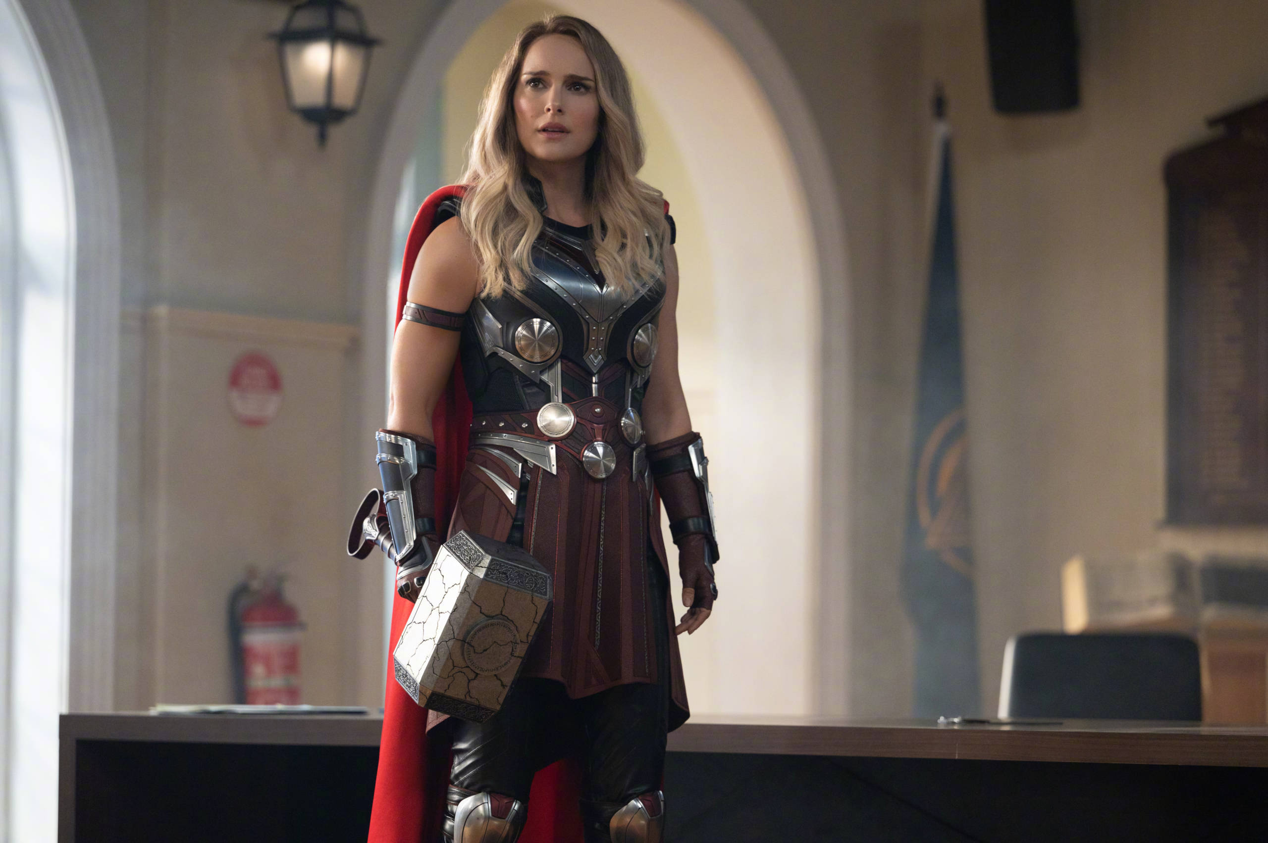 Thor Love And Thunder Forvirret Jane Bakgrunner