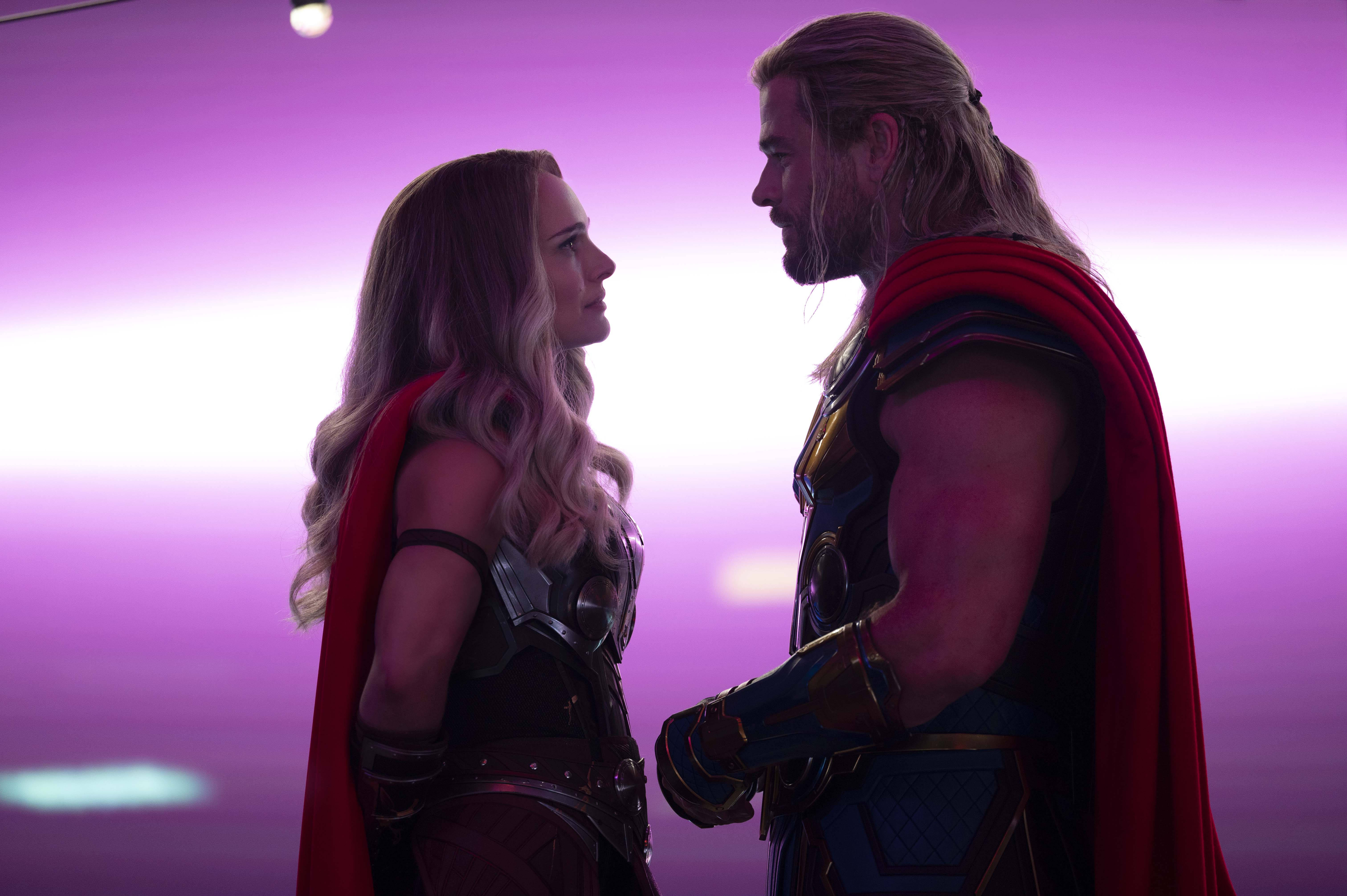 Thor Love And Thunder Gjenforente Elskere Bakgrunner