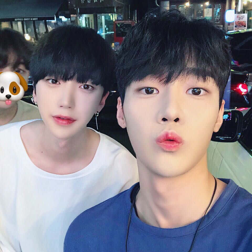 to koreanske gutter poserer for en selfie Bakgrunner