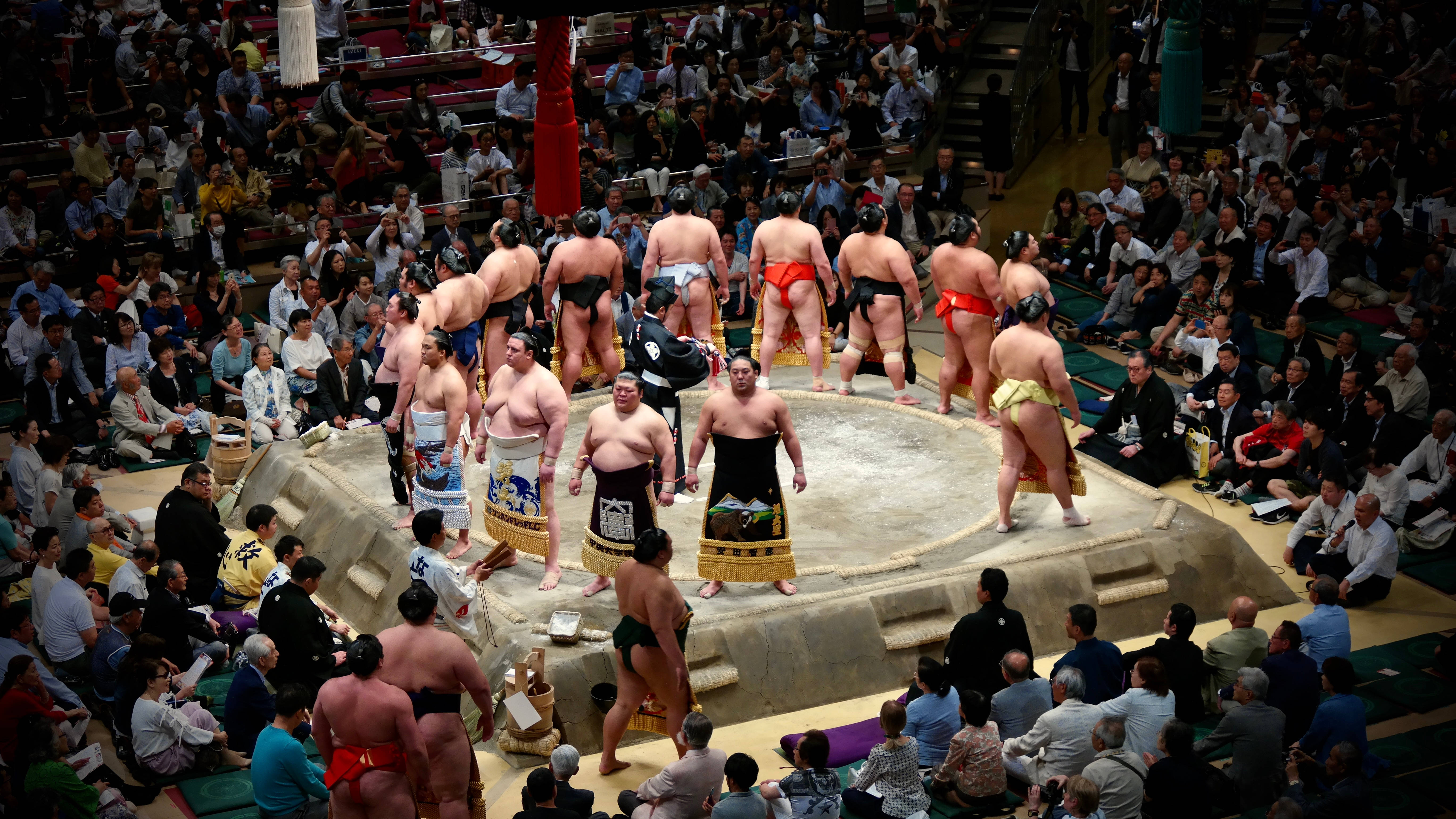 To sumobrytere i kamp i en tradisjonell japansk arena Bakgrunner