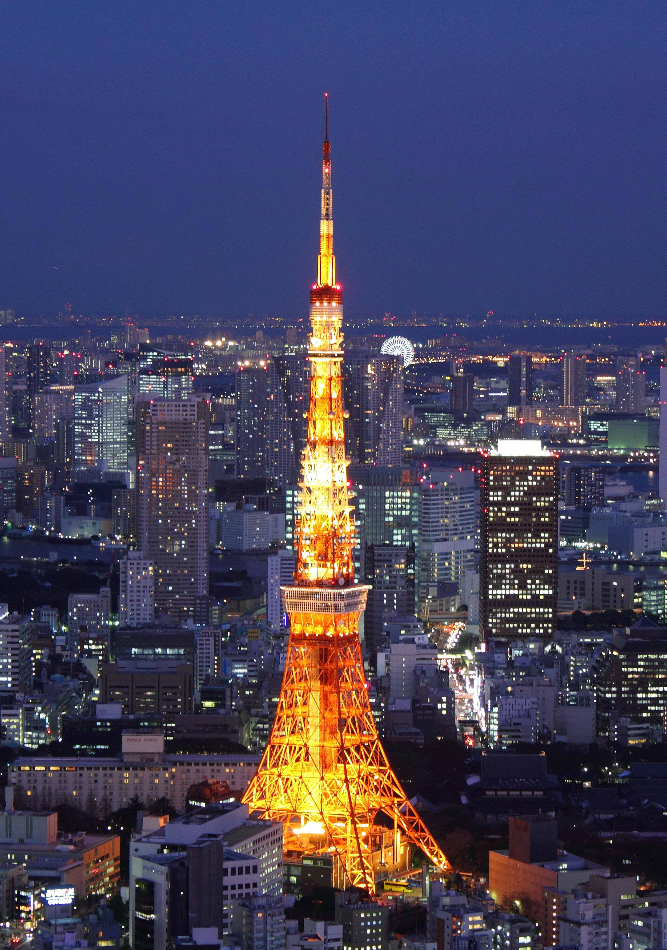 Tokyo Tower mot Tokyo Metropolis Bakgrunner