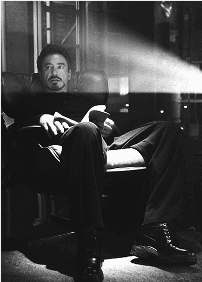 Tony Stark i ettertenksomt øyeblikk Bakgrunner