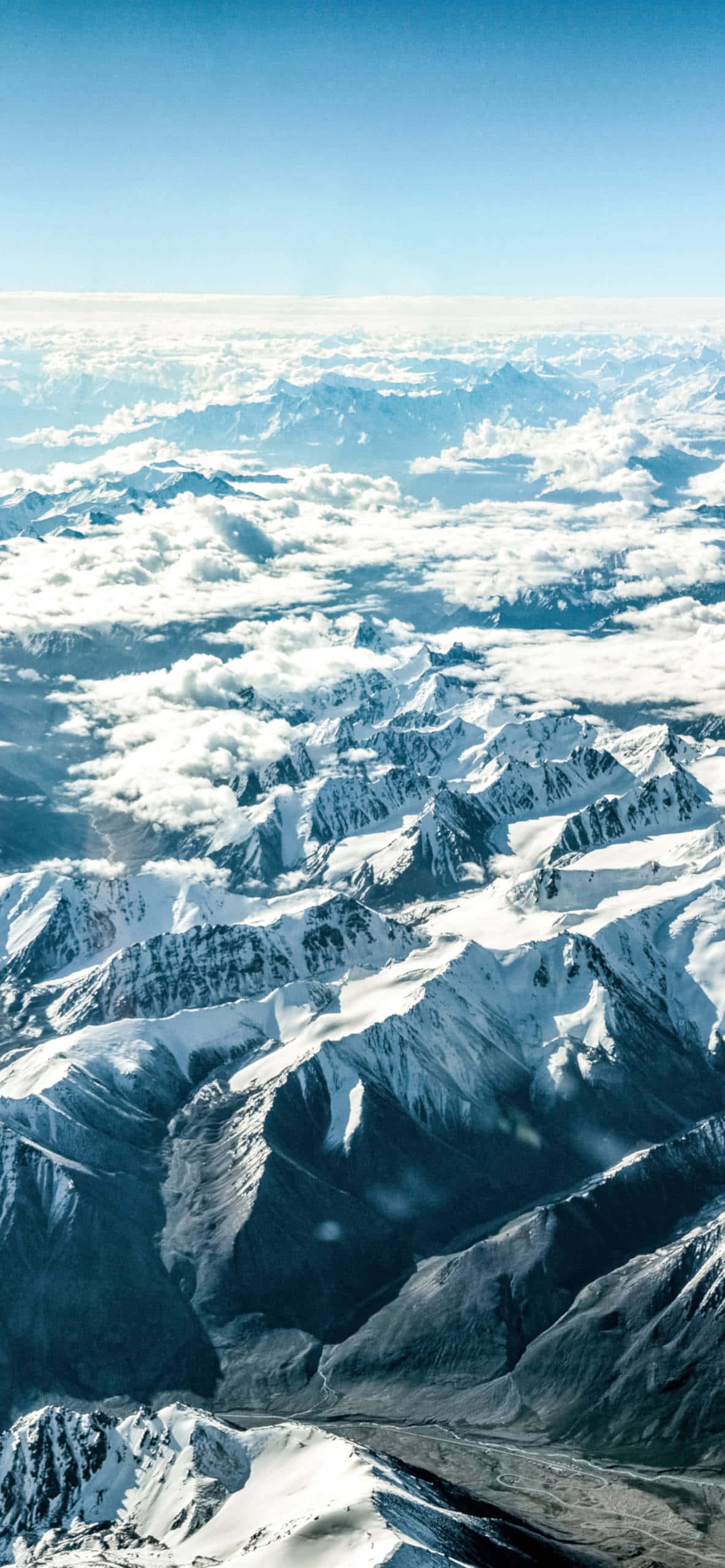 Toppene av de snødekte Himalaya, som strekker seg mot himmelen. Bakgrunner
