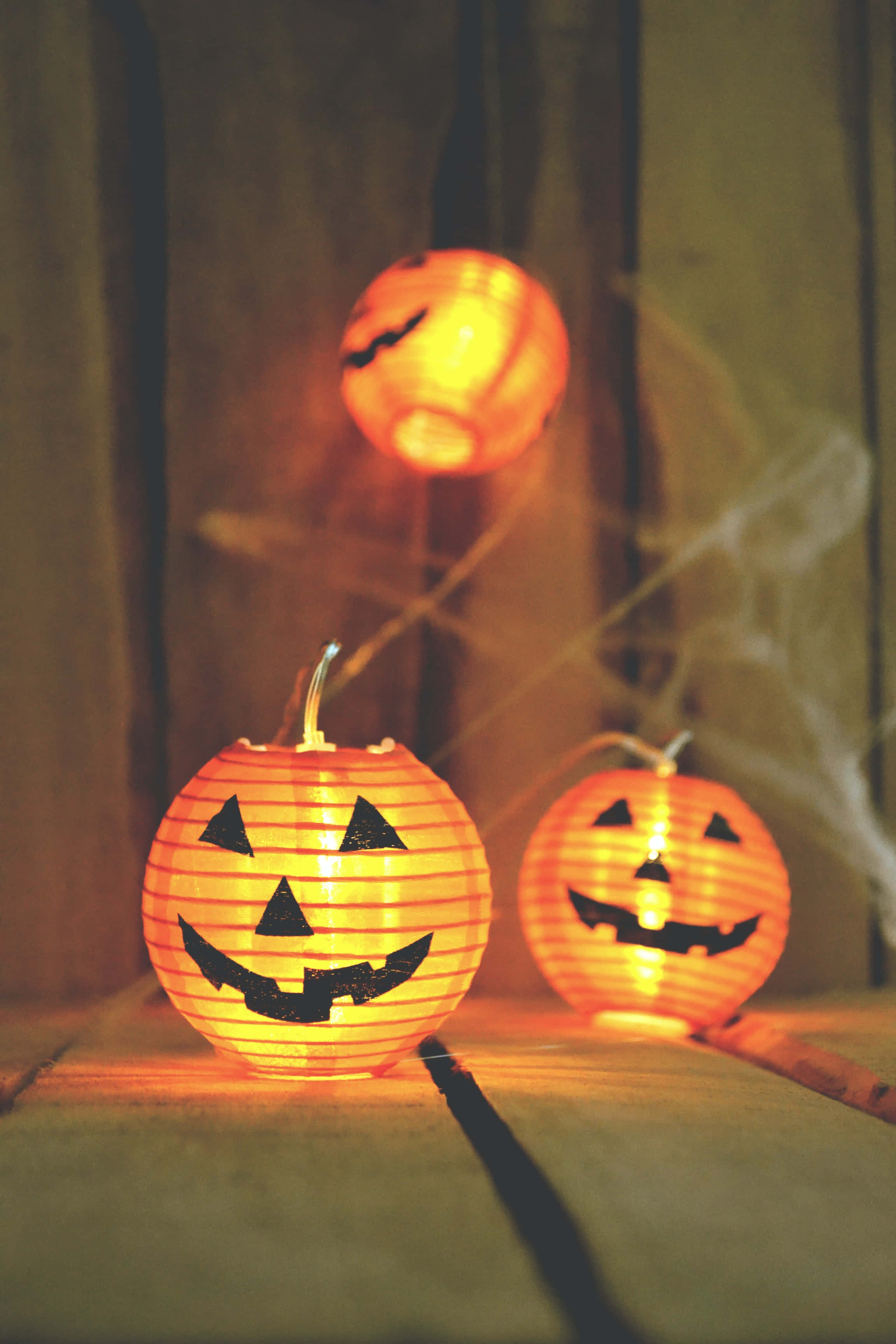 Tre gresskar høyoppløselig Halloween-bakgrunn Bakgrunner