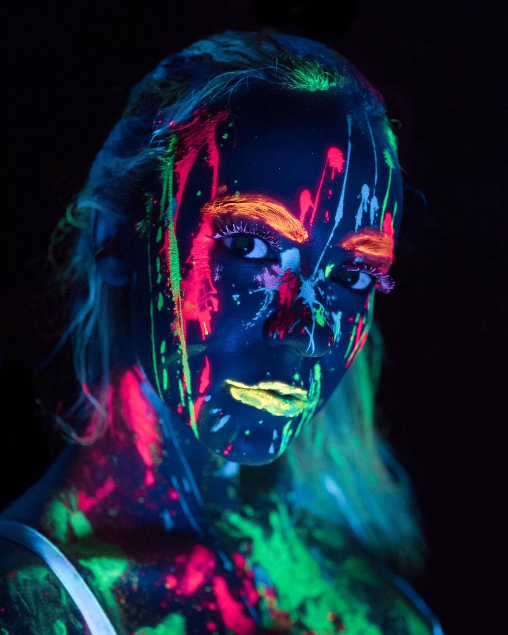 Trippy mørk estetisk neondame Bakgrunner