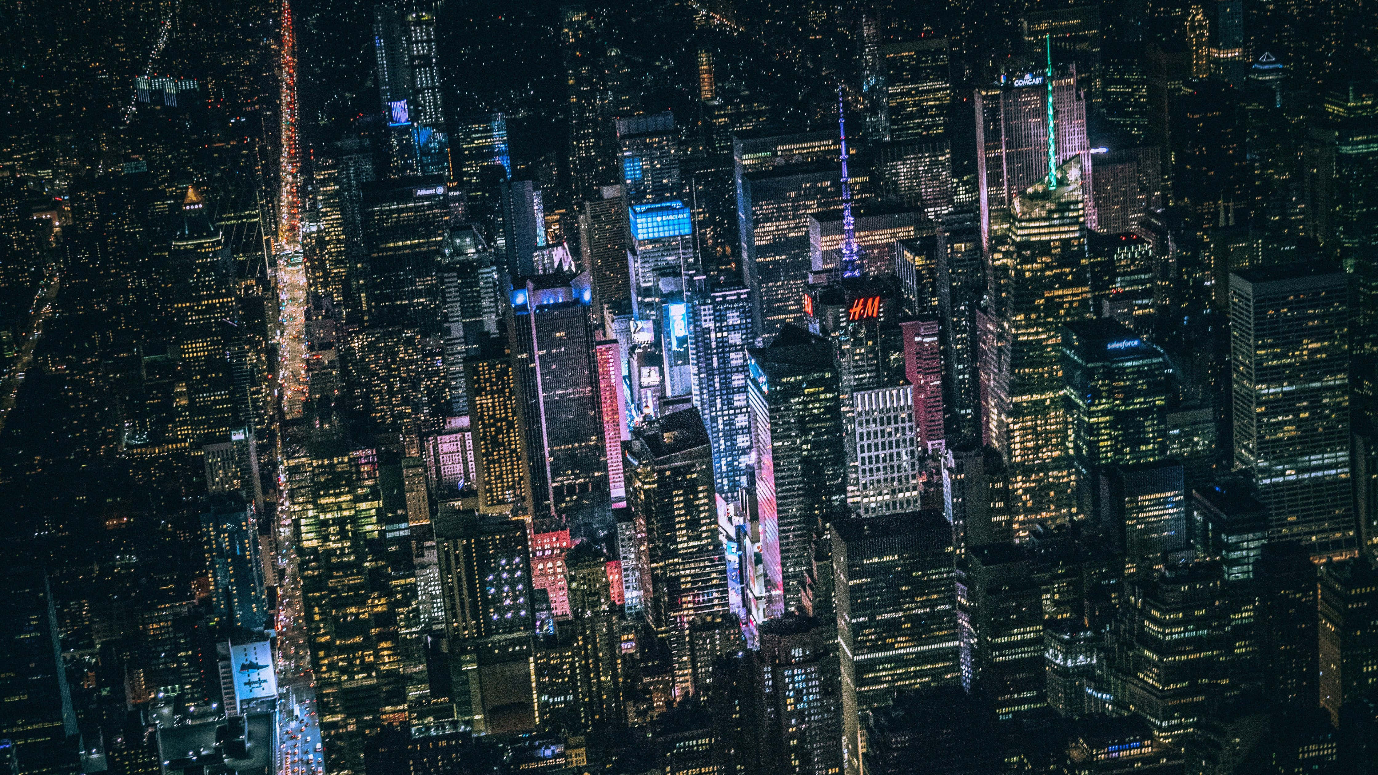 Utforsk de detaljerte dypene av Dark City Bakgrunner