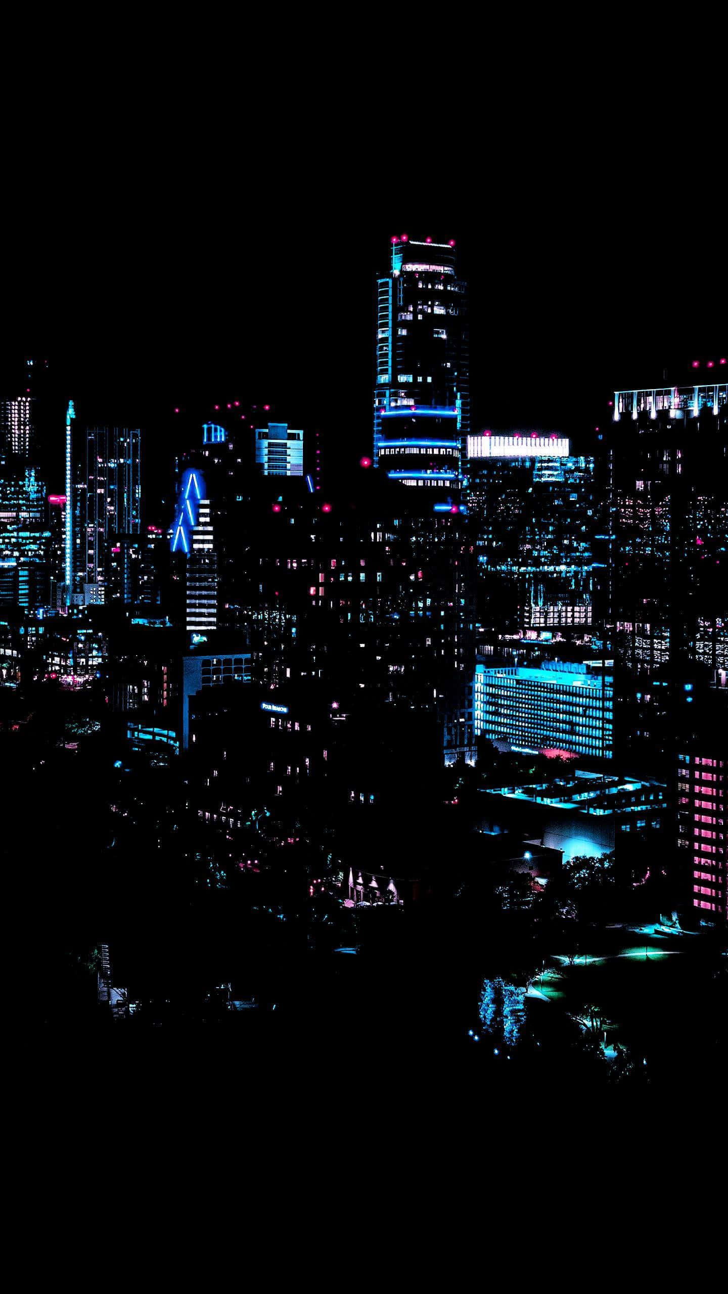 Utforsk de livlige, opplyste gatene i Neon City Bakgrunner