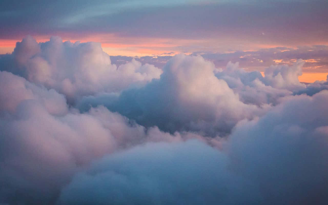 Utsikt over skyer fra et fly ved solnedgang Bakgrunner