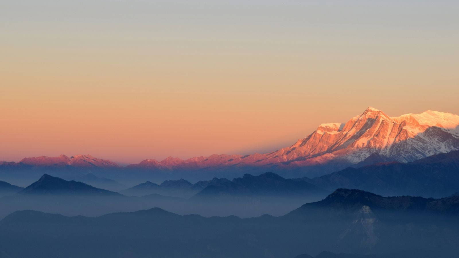 Utsikt over snødekte fjellkjeder under en fantastisk solnedgang Bakgrunner