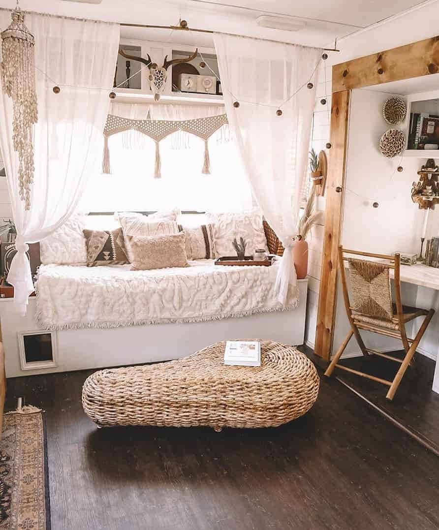 Uttrykk din indre boho-stil med fargerike trykk og blomsterteksturer. Bakgrunner