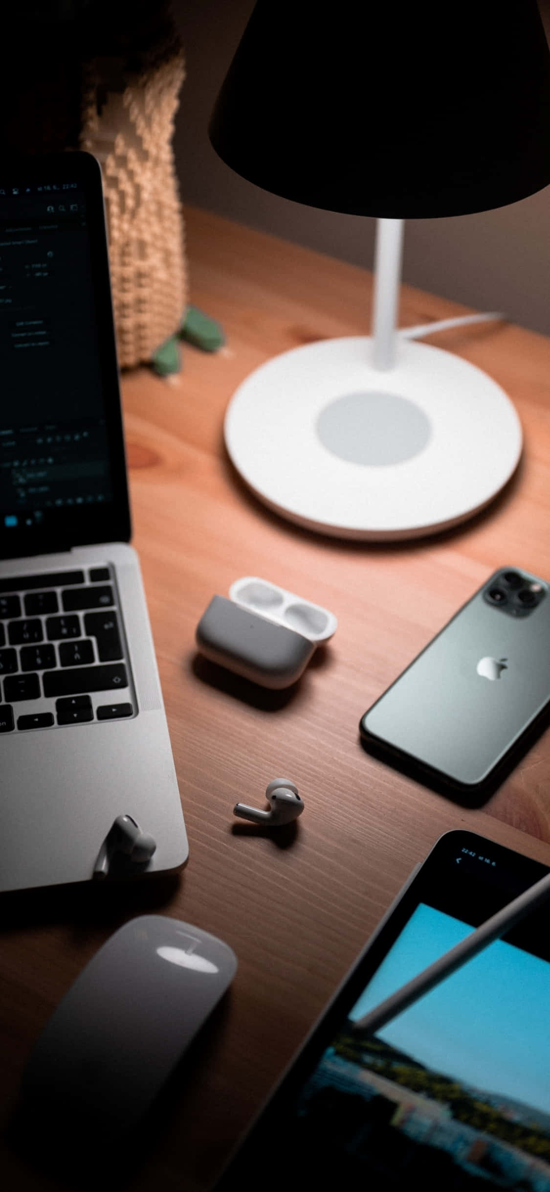 Vakker arbeidsplass med iPhone X på moderne trepult Bakgrunner
