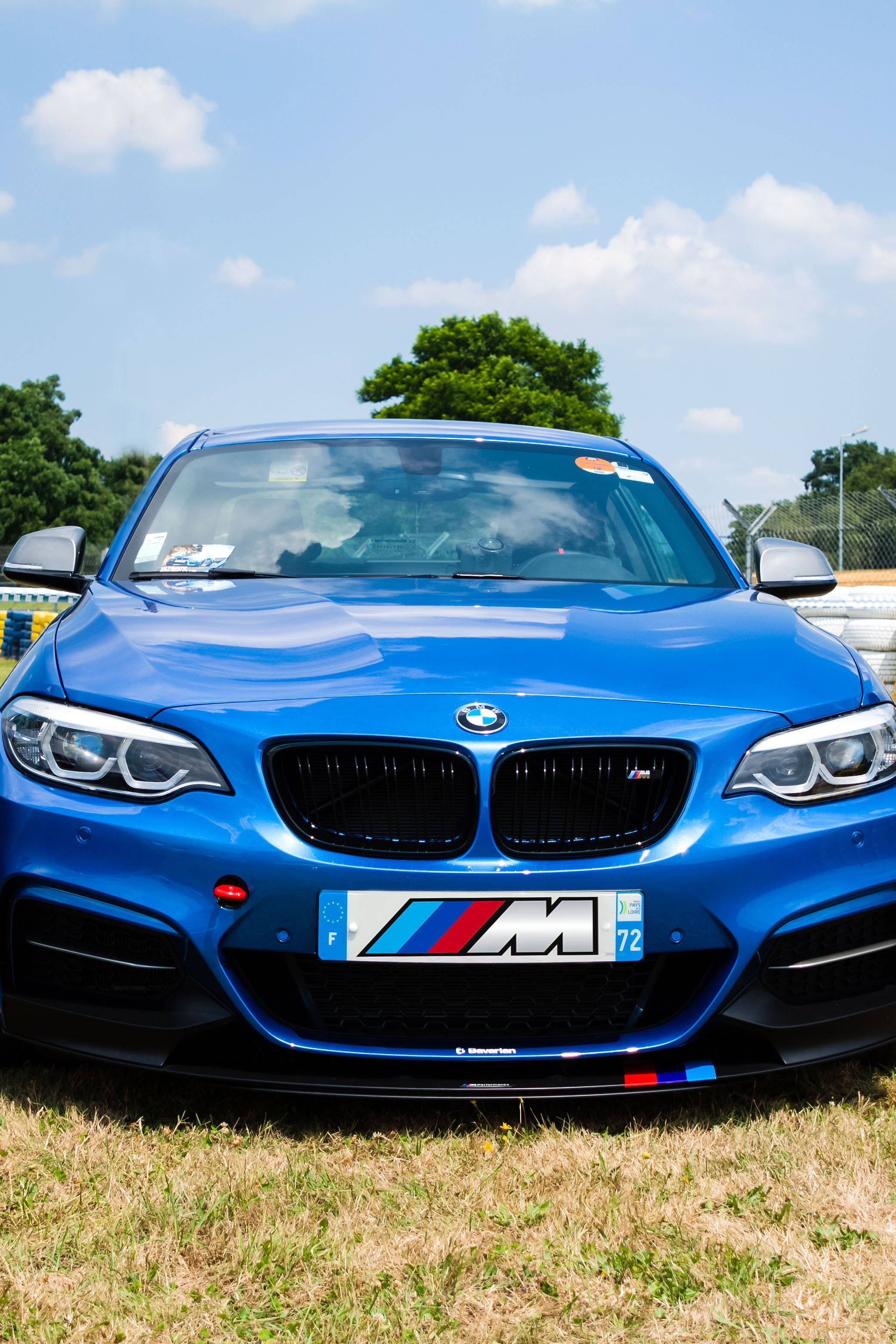 Vakker blå BMW på en racerbane Bakgrunner