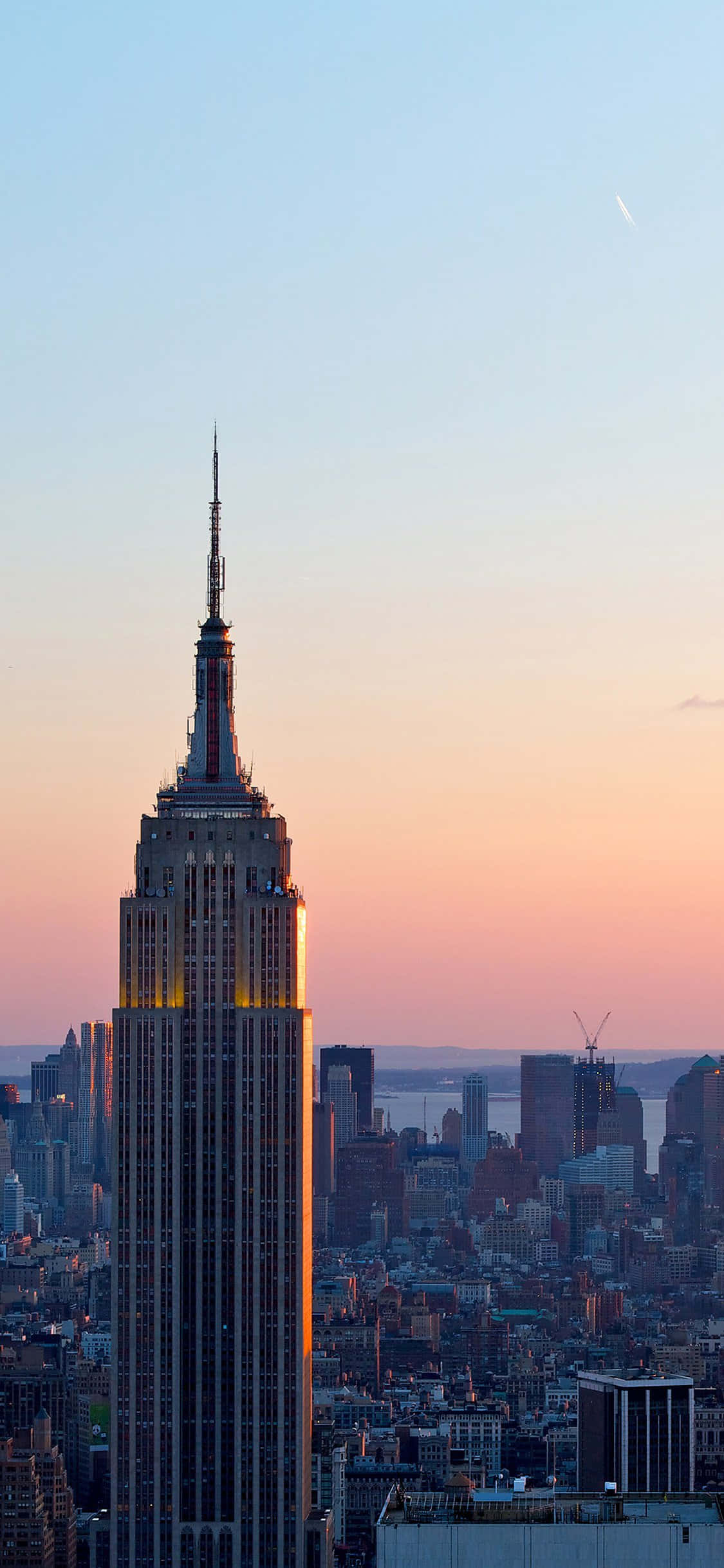 Vakker midt på dagen-himmel over New York, fotografert fra Brooklyn Bridge. Bakgrunner