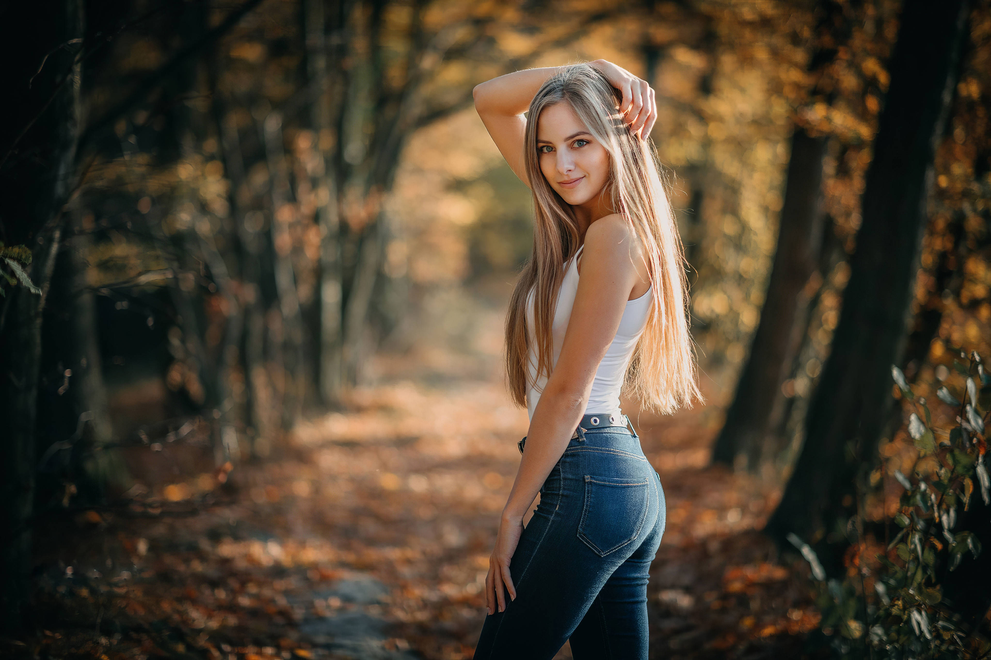 Vakre blondiner som poserer i en skog Bakgrunner