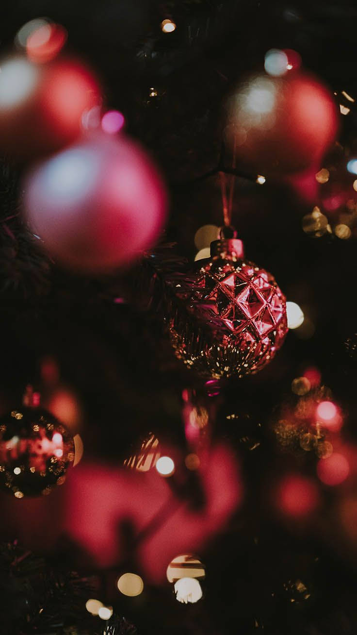 Vakre hengende mørkerosa festlige julekuler Bakgrunner