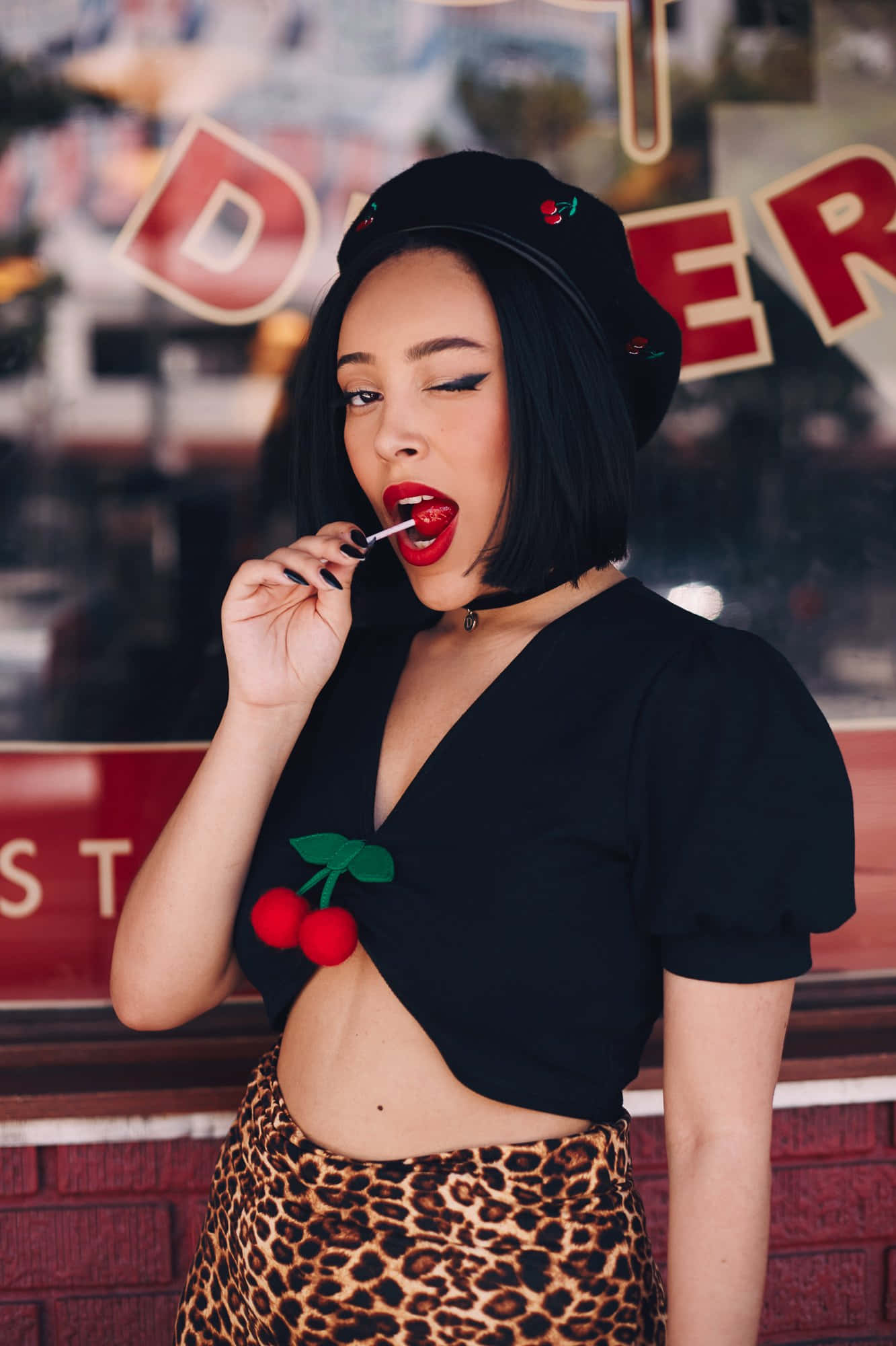 Vakre singer-songwriter Doja Cat ser fantastisk ut under opptredenen Bakgrunner
