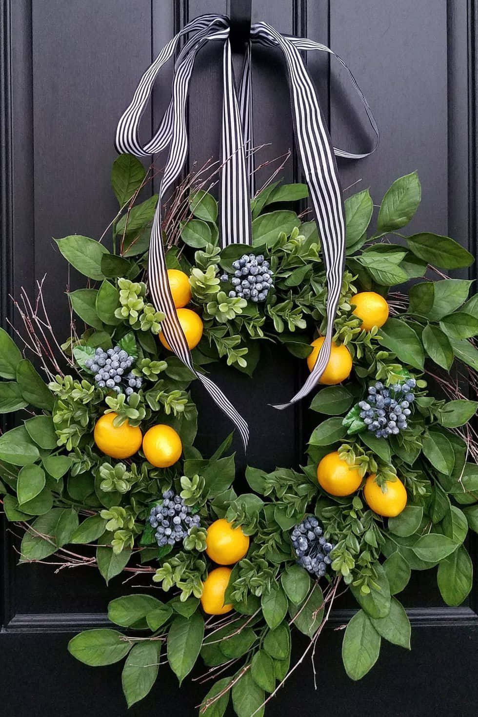 Vakre vårkranser med fargerike blomster i en hage Bakgrunner