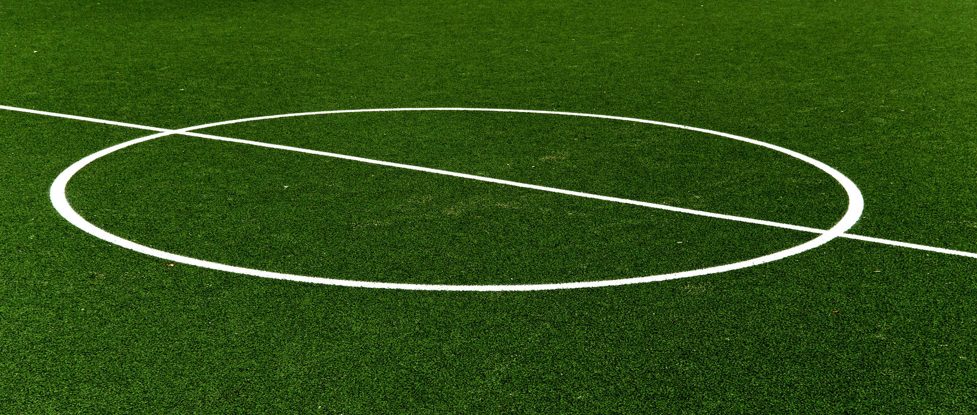 Fotballbane midtsirkel hvit markering widescreen bakgrunnsbilde.