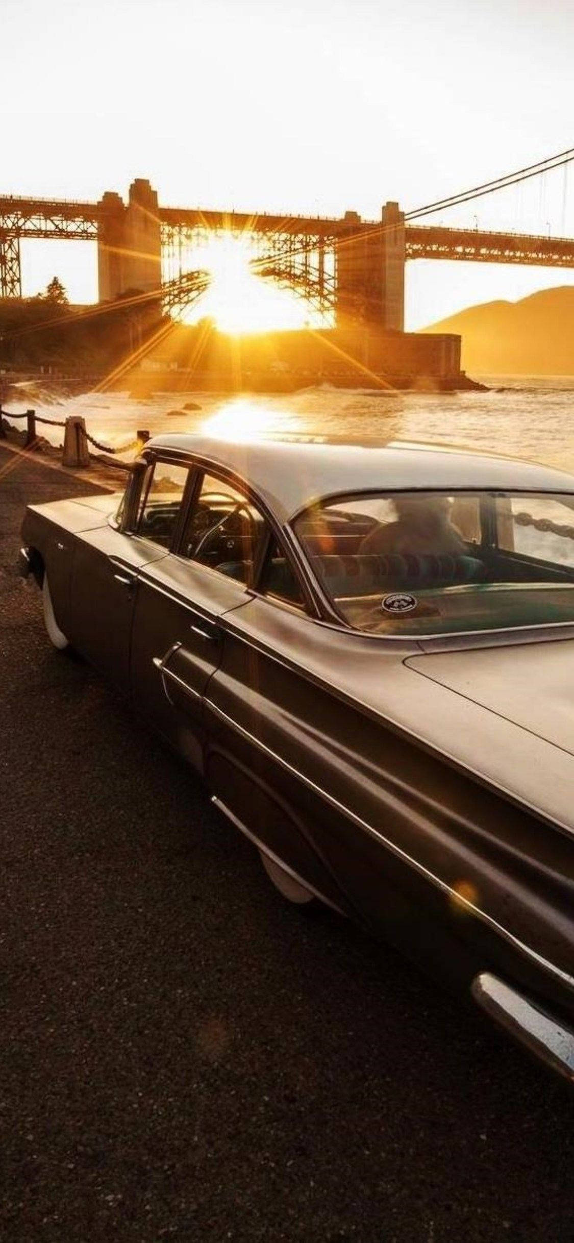 Vertikal Vintage Cadillac Solnedgang Bakgrunner