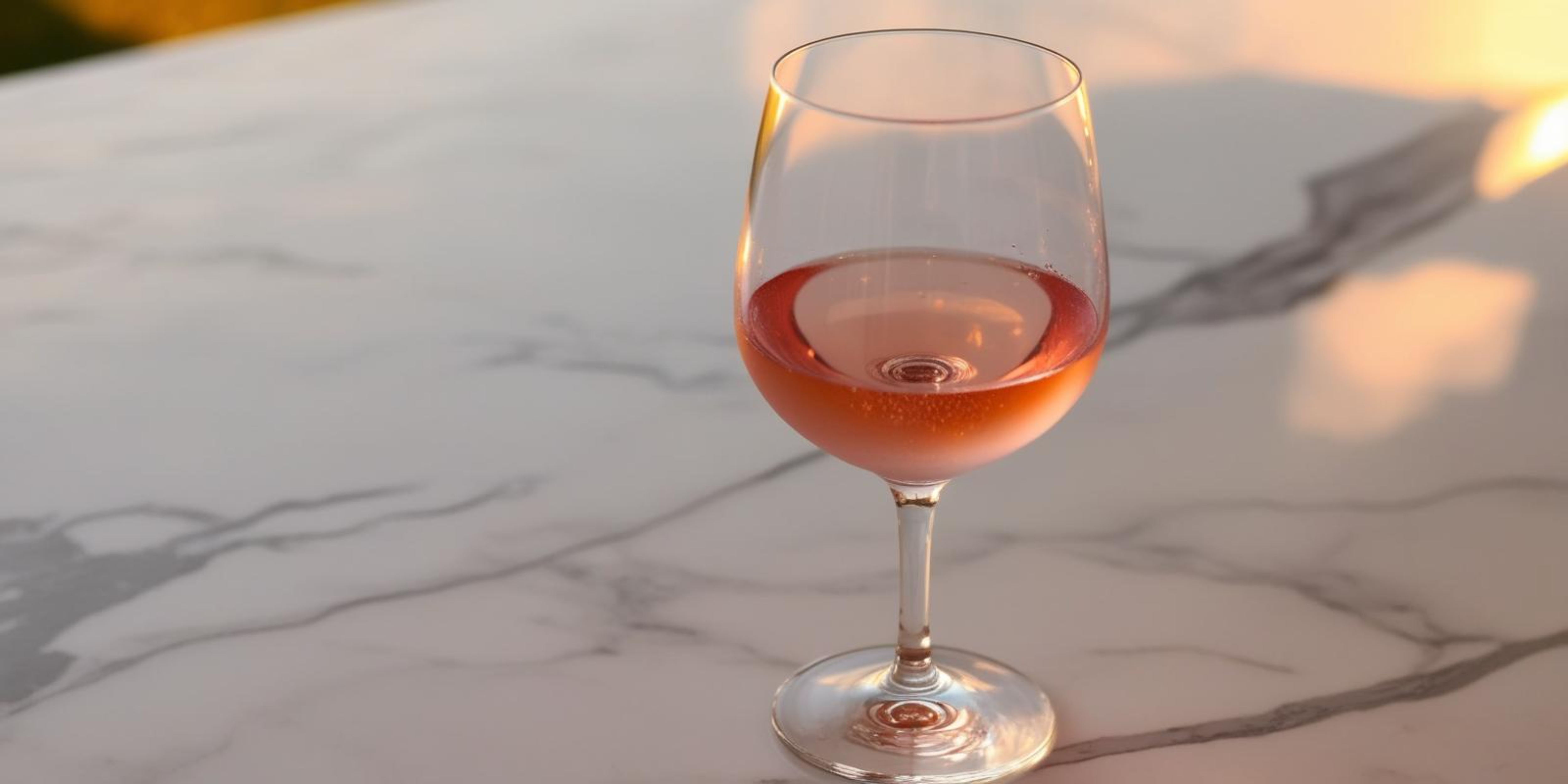 Vinglass på Marmorbord Bakgrunner