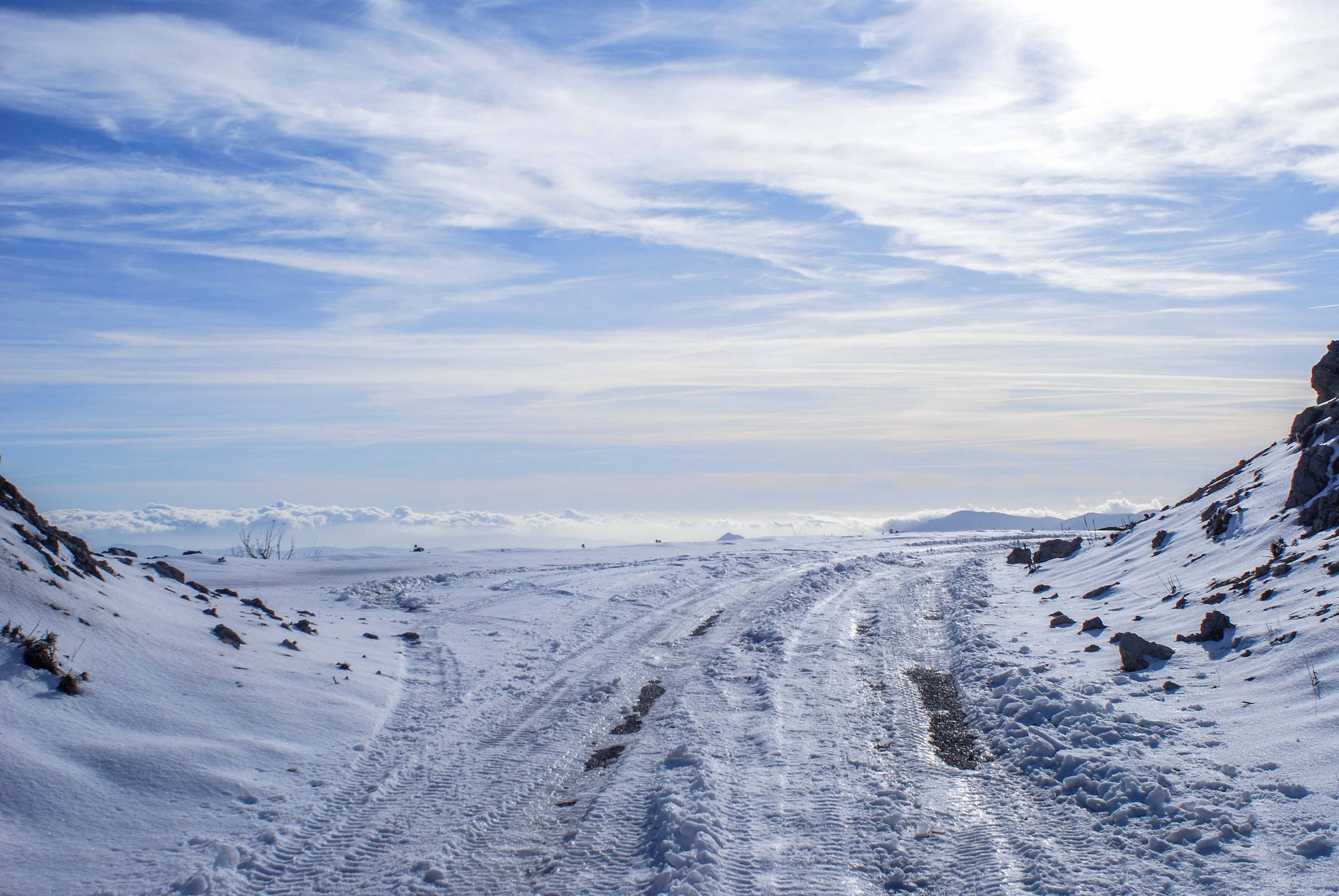 Vinterlandskap snødekt vei overskyet himmel Bakgrunner