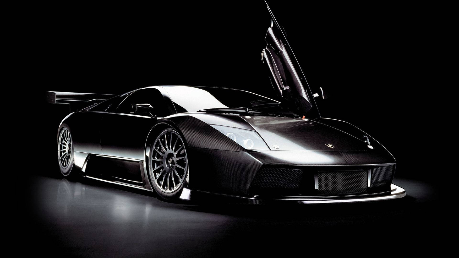 Imponerende bilbakgrunn av svart Lamborghini med flappdører.