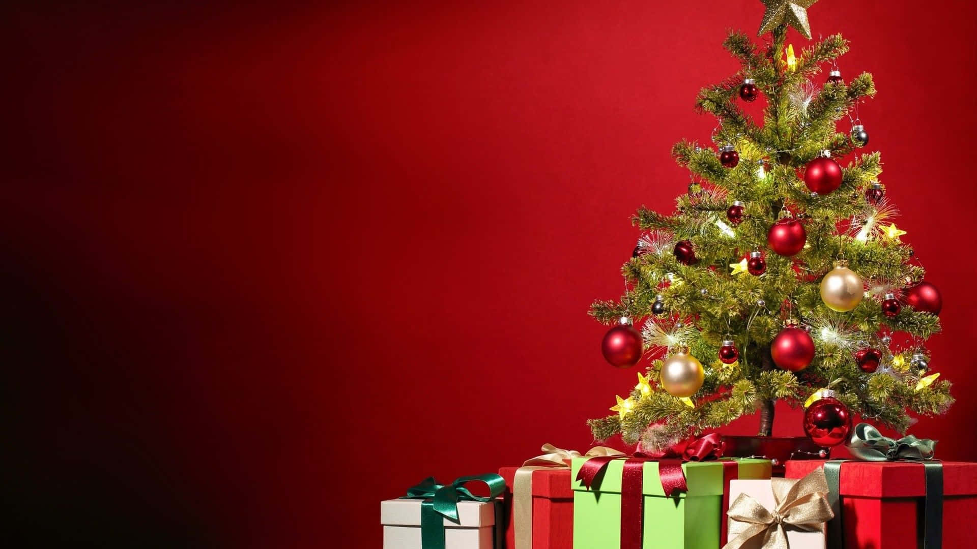 Vær lystig i høytiden med dette festlige juletreet pyntet med stjerner og fargerike kuler Bakgrunner