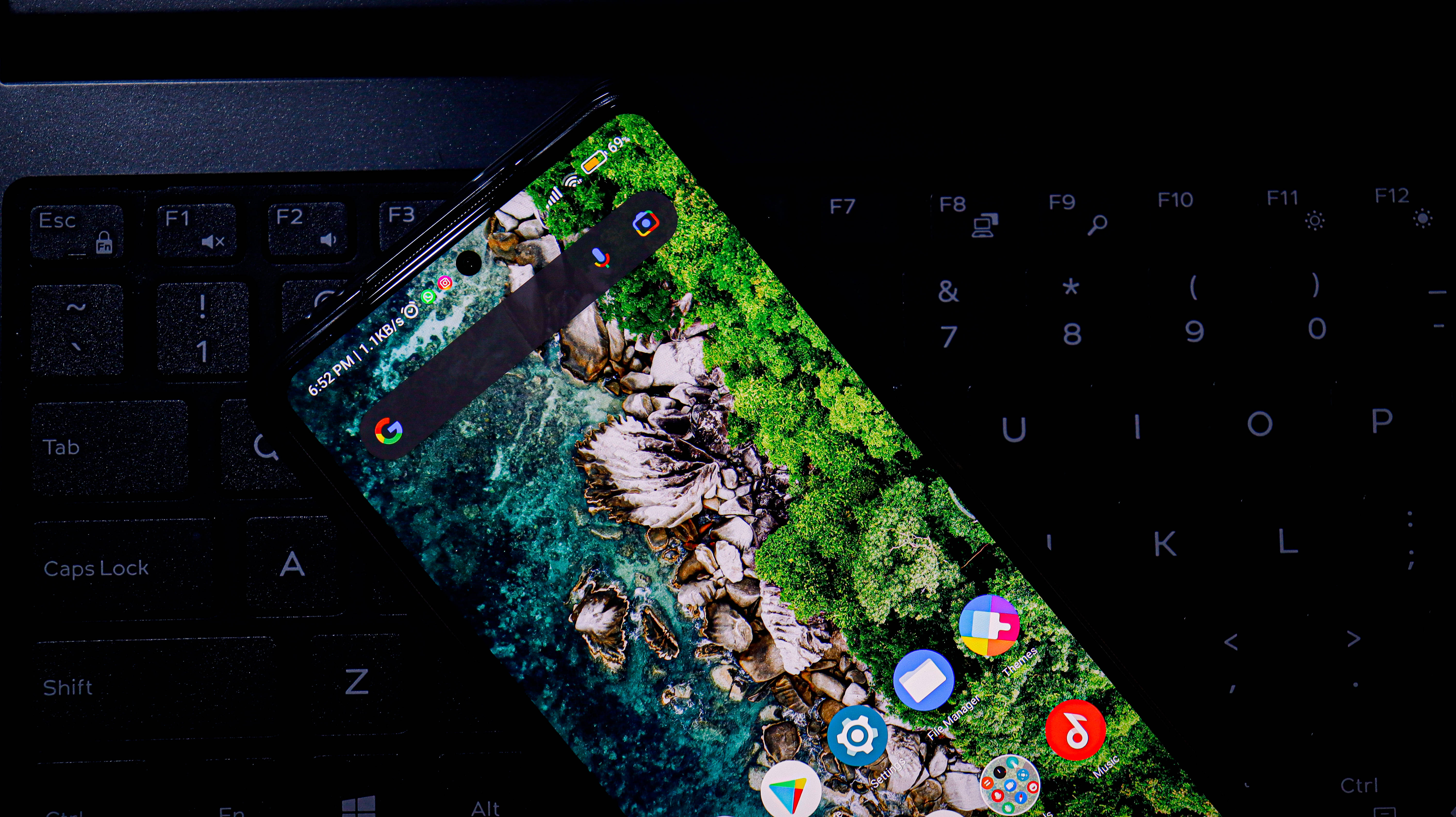 Xiaomi-smarttelefon på tastatur Bakgrunner