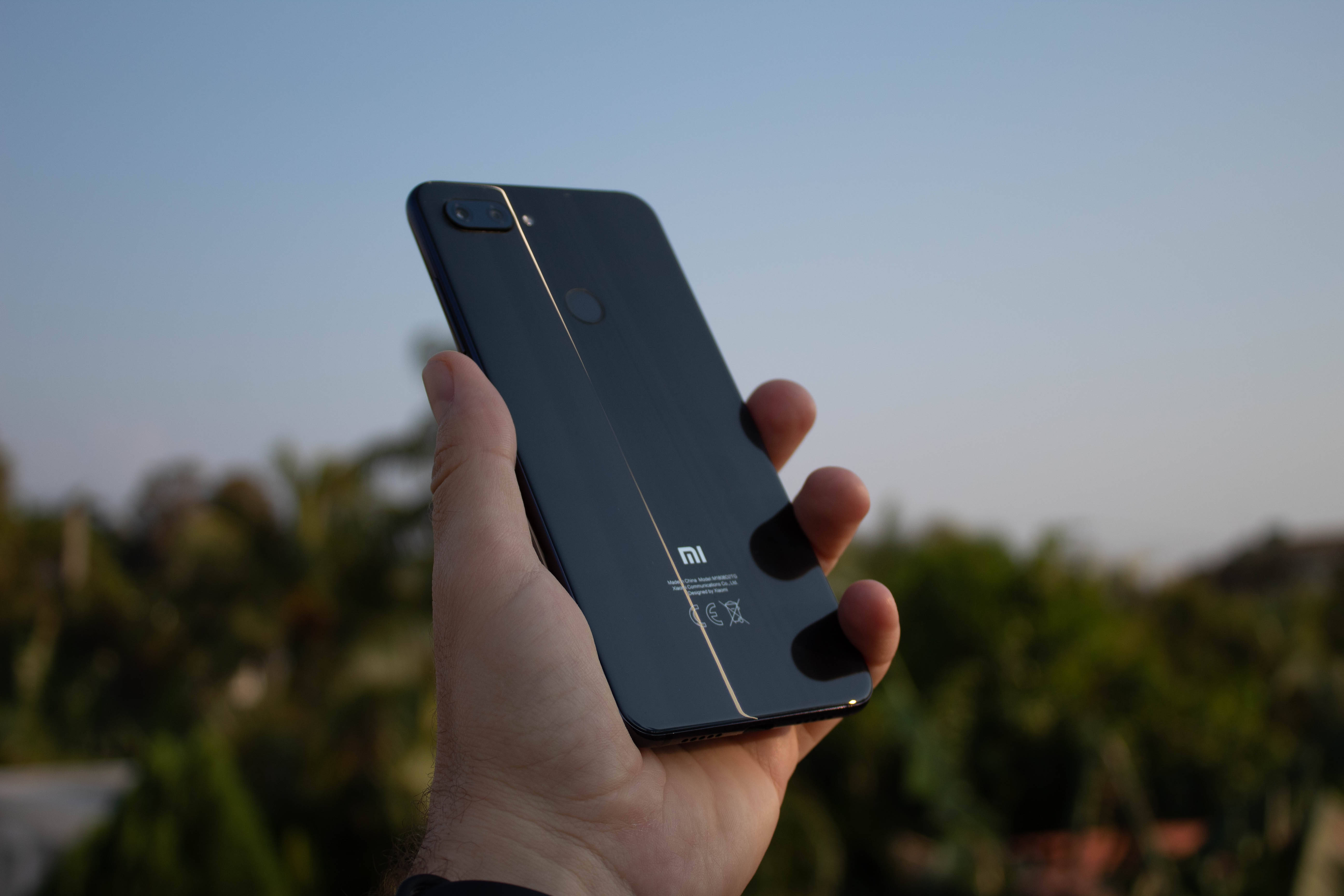 Xiaomi-smarttelefon i hånden Bakgrunner