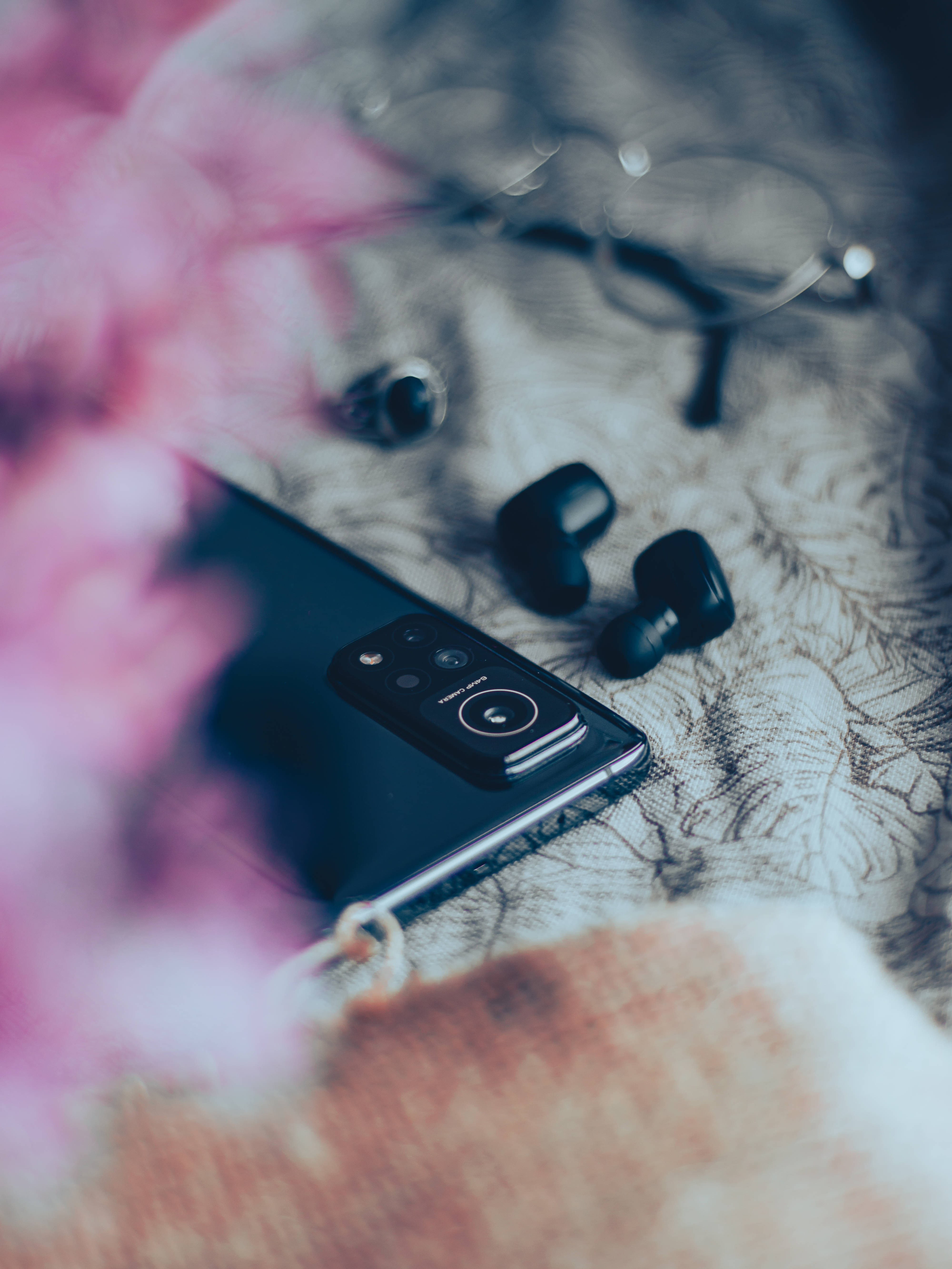Xiaomi-telefon på seng Bakgrunner