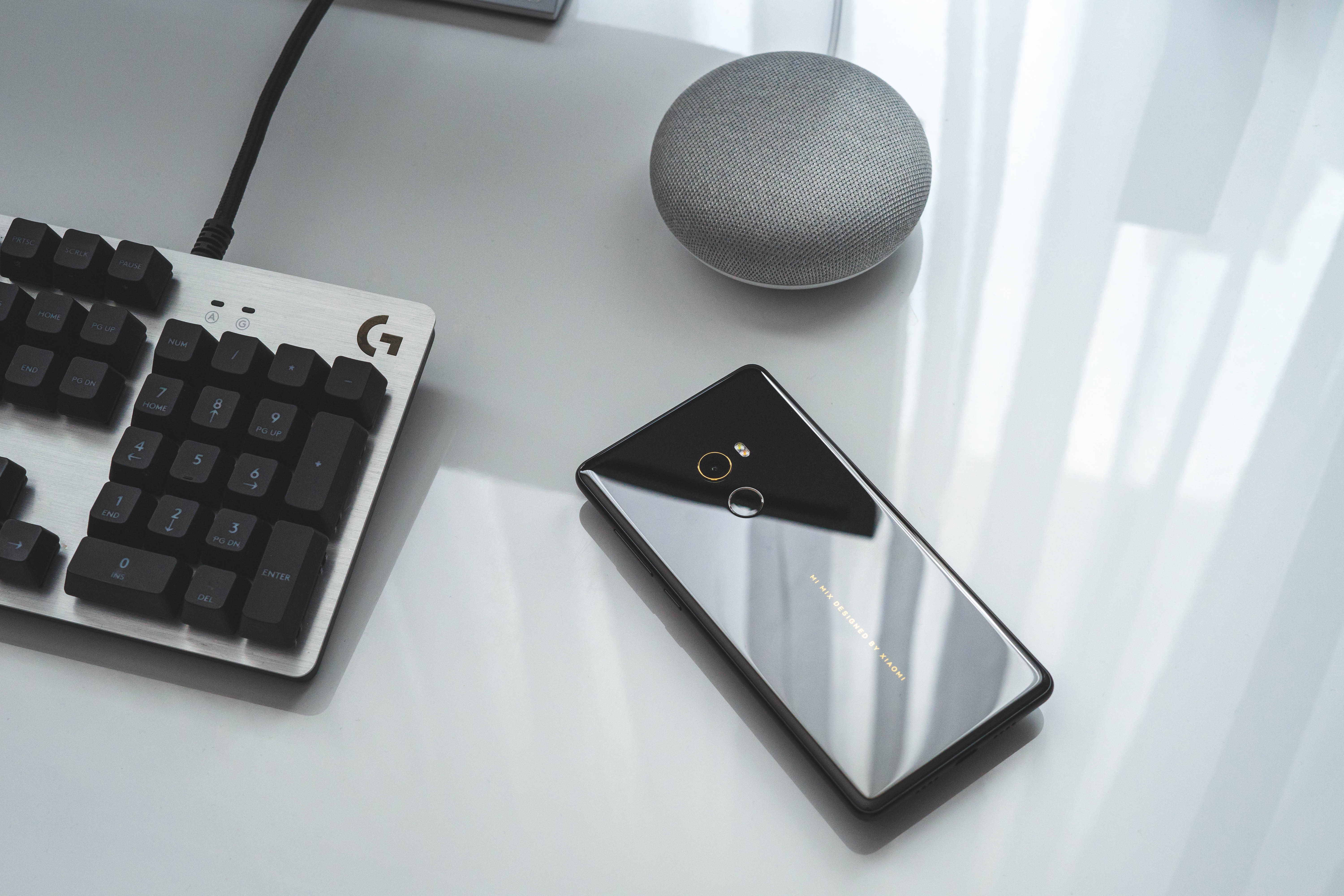 Xiaomi-telefon på bord Bakgrunner