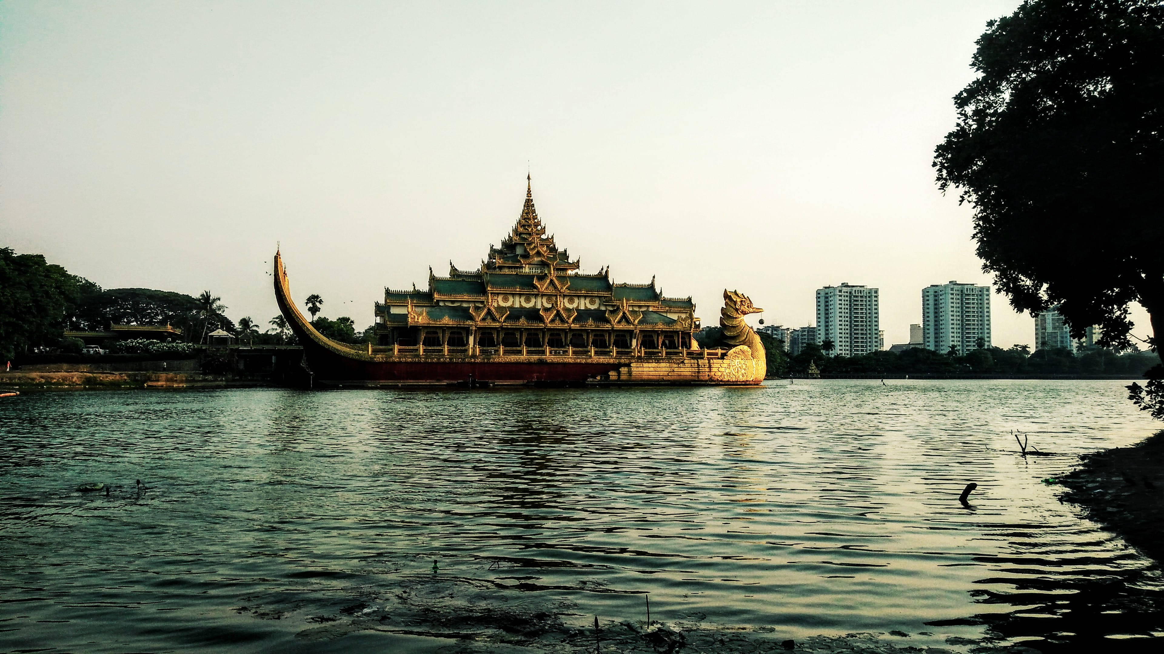 Yangon Flytende Restaurant Bakgrunner