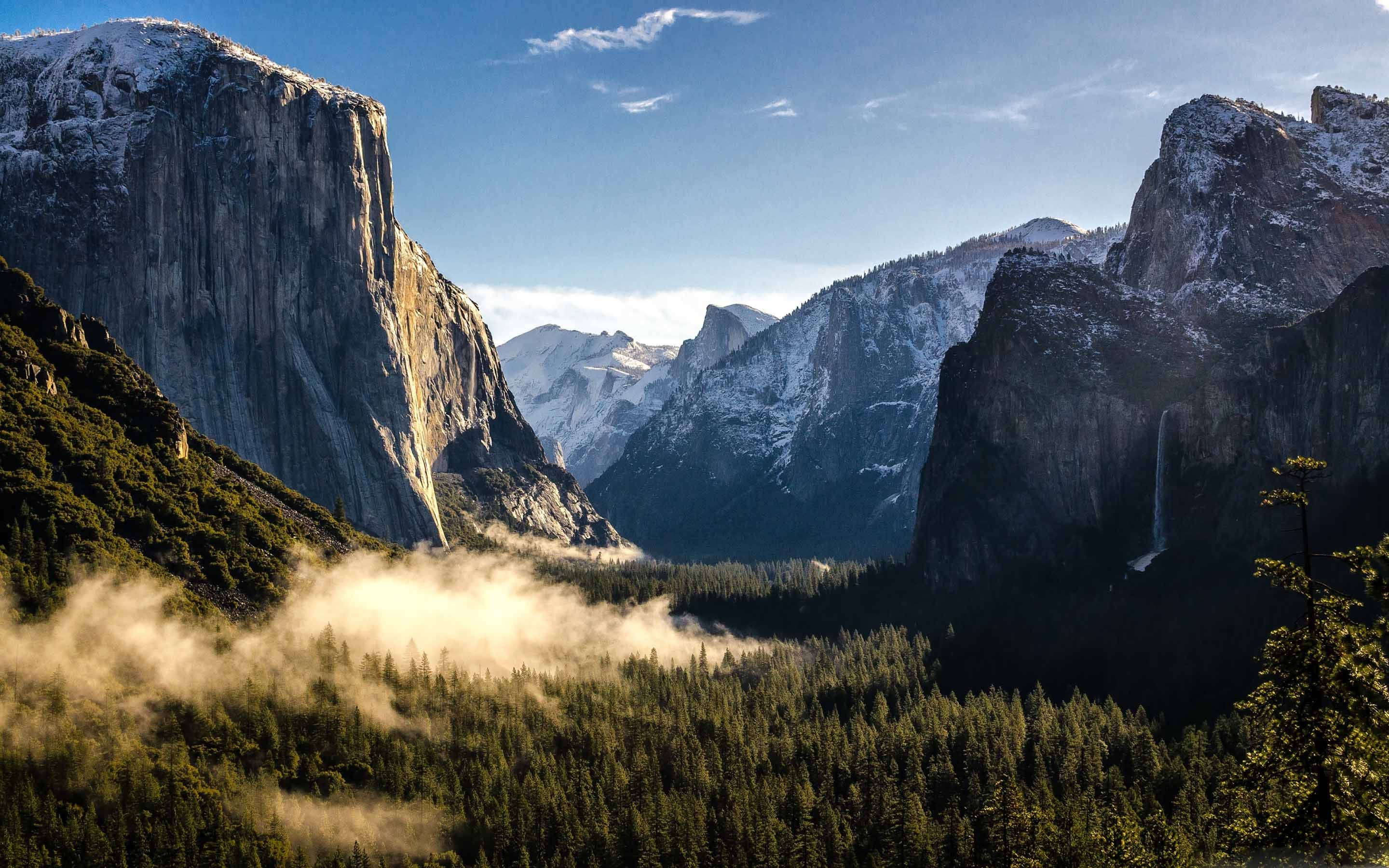 Yosemite-dalens snøhvite topper reflektert av MacBook Bakgrunner