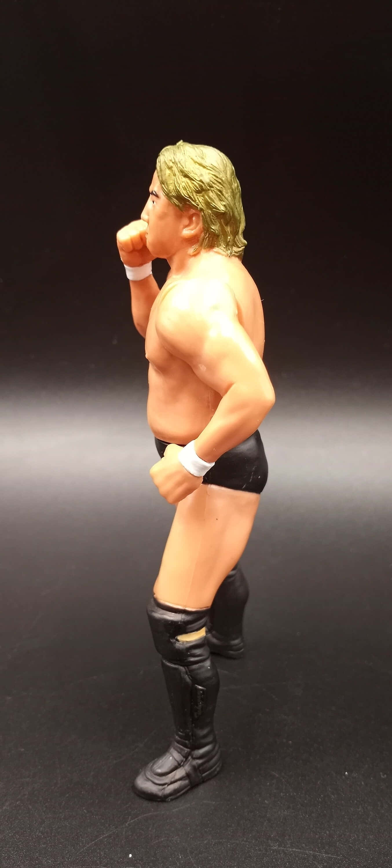 Yoshihiro Takayama-statue sett fra siden Bakgrunner