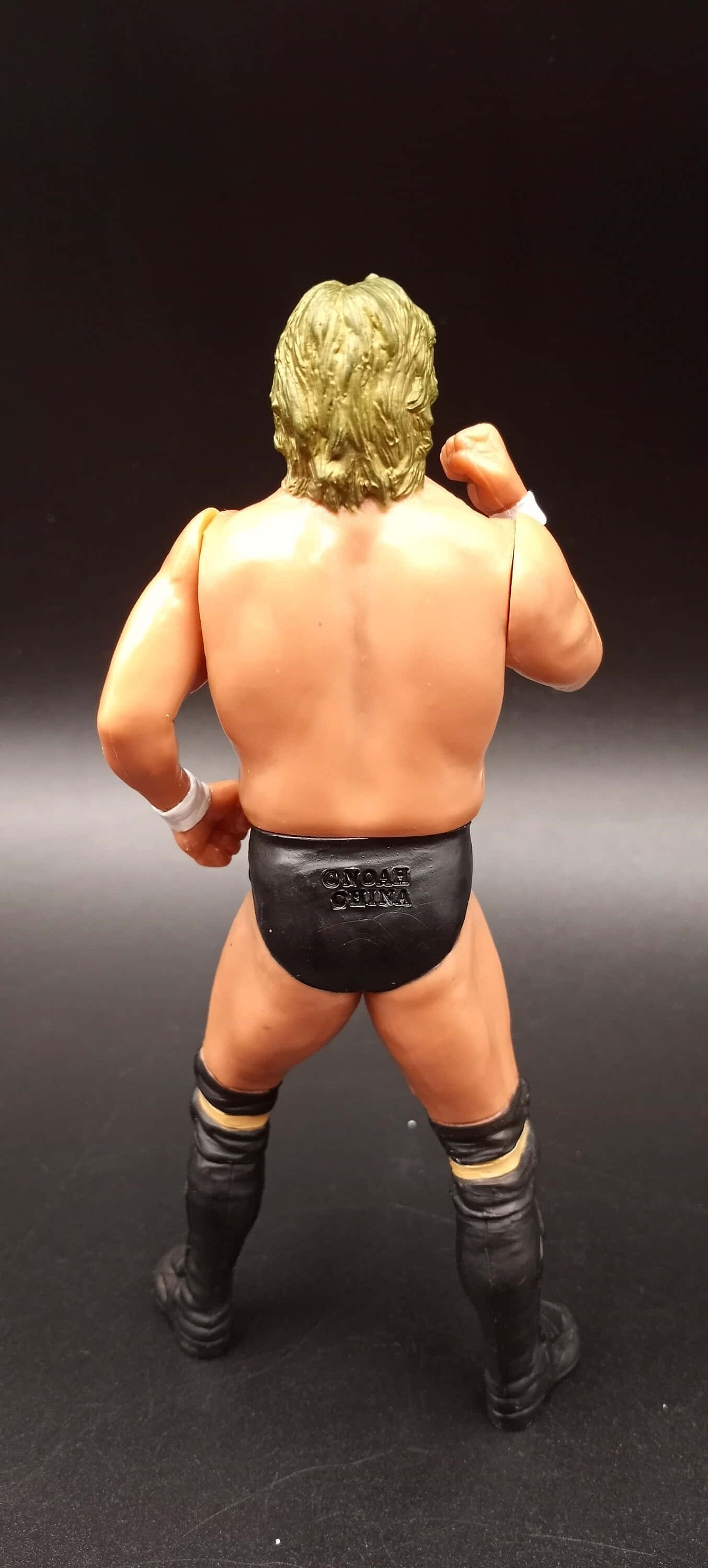 Yoshihiro Takayama-statue som vender bakover Bakgrunner