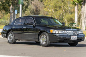 2001 Lincoln Town Car på parkeringsplass — Kule biler GIF Bakgrunner