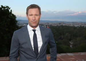 Aaron Eckhart med blå himmel by — Blå himmel Bakgrunner