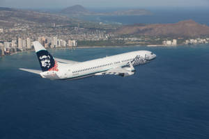 Alaska Airlines flyr over havet — Hav Bakgrunner
