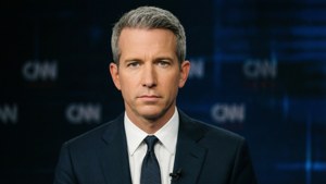 Studio-portrett av Anderson Cooper med CNN-merkevarebygging.